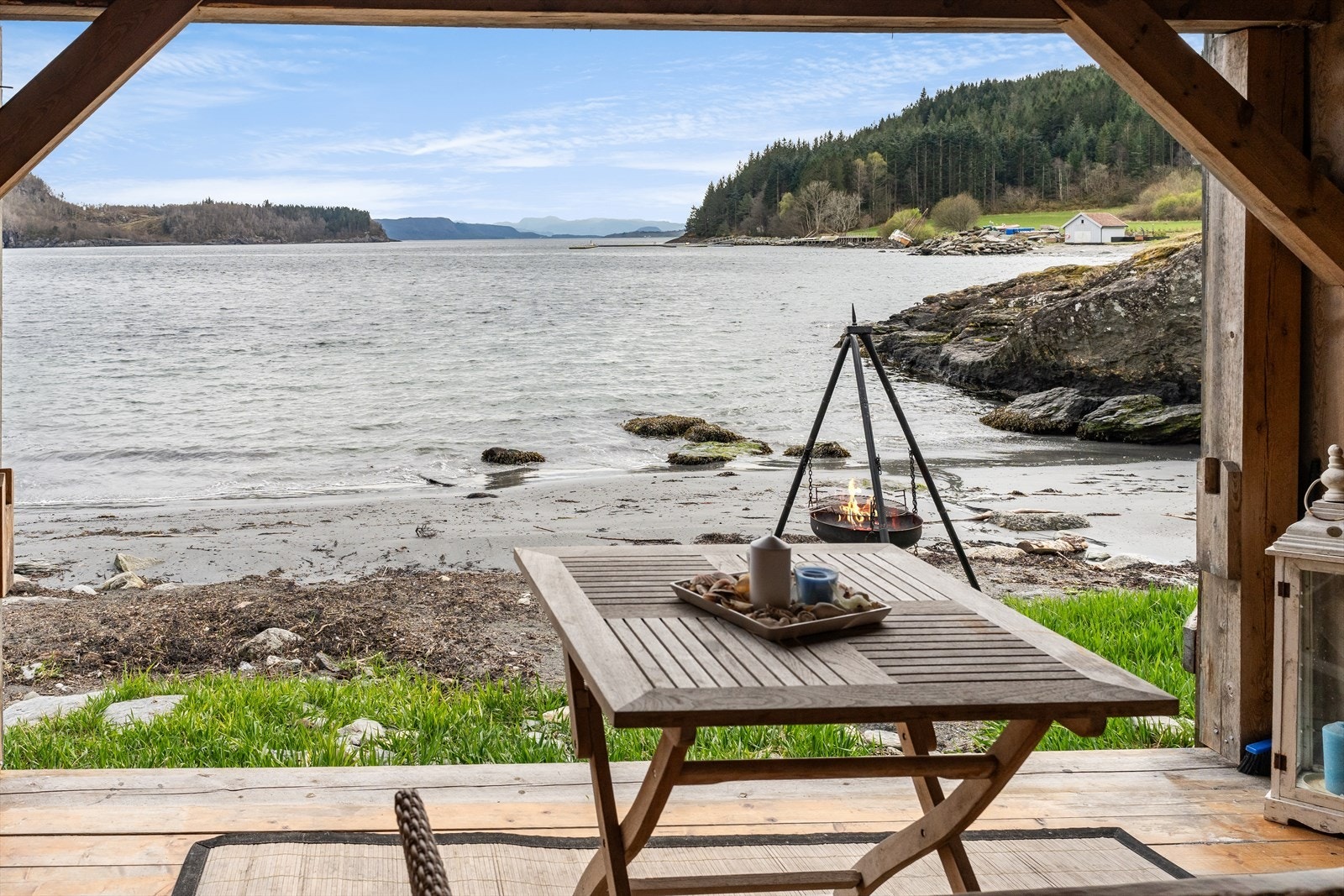 Strandlinje med fin badeplass Galleribilde