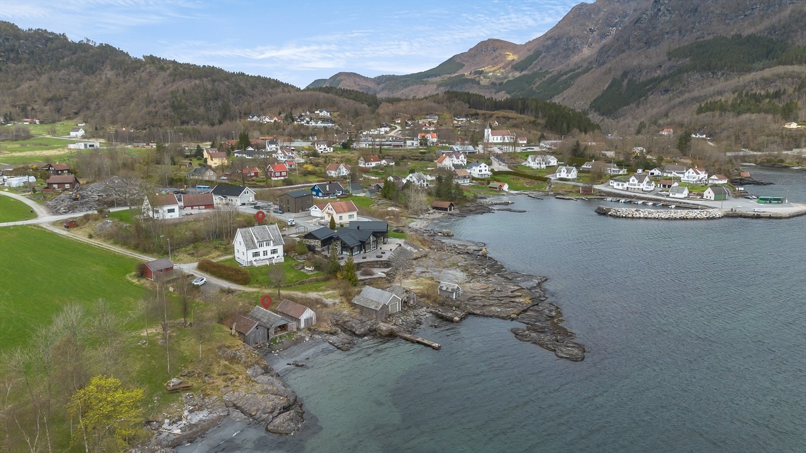 Fra eiendommen er det kort gangavstand til nærbutikk(Joker) og den populære turistattraksjonen Himakånå Galleribilde