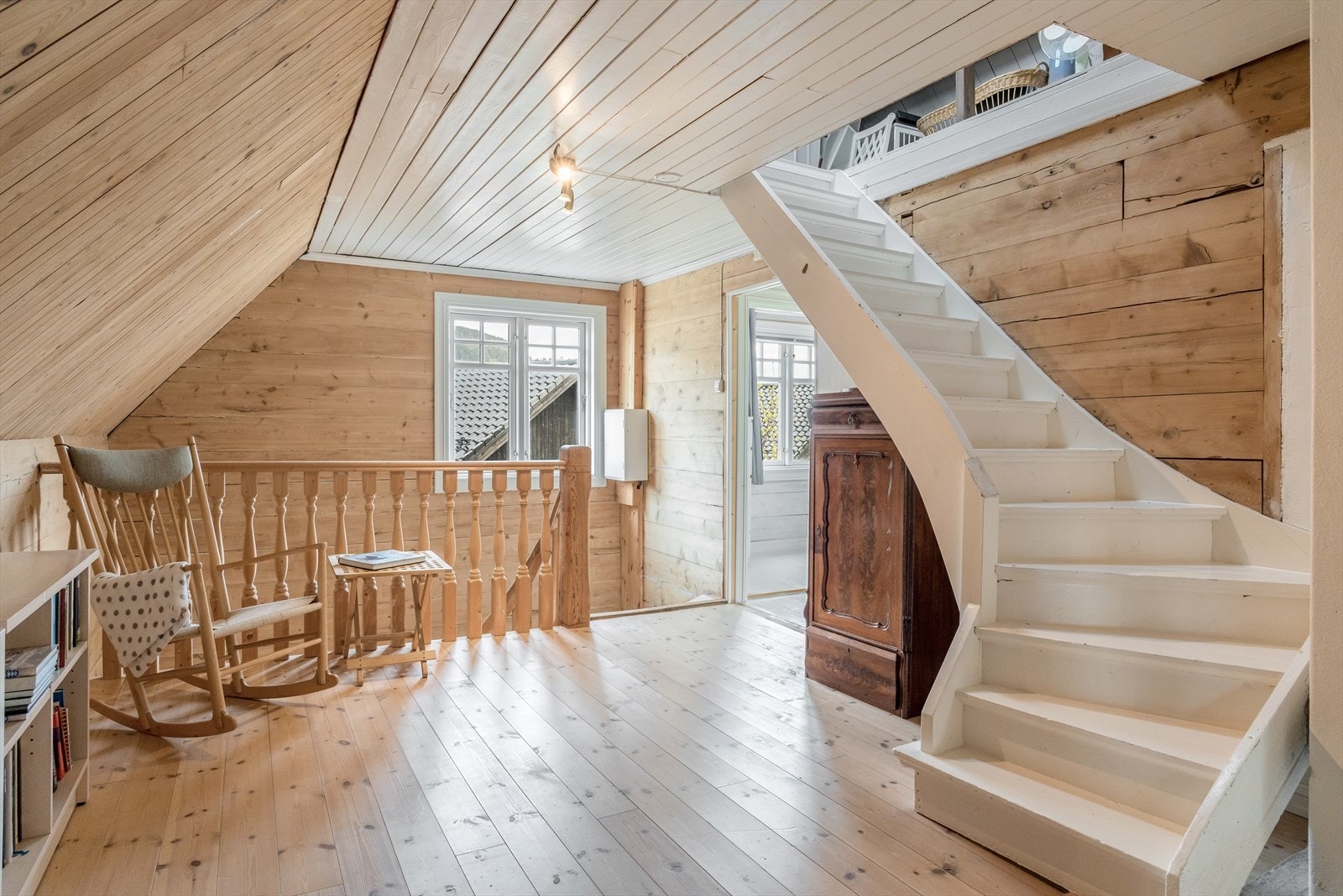 Hall med adkomst til loftsrom Galleribilde