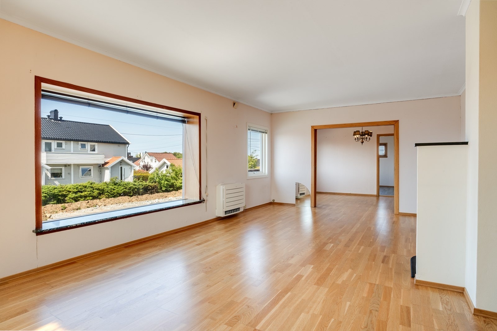 Stuen har store vindusflater som gir godt med lysinnslipp. Galleribilde