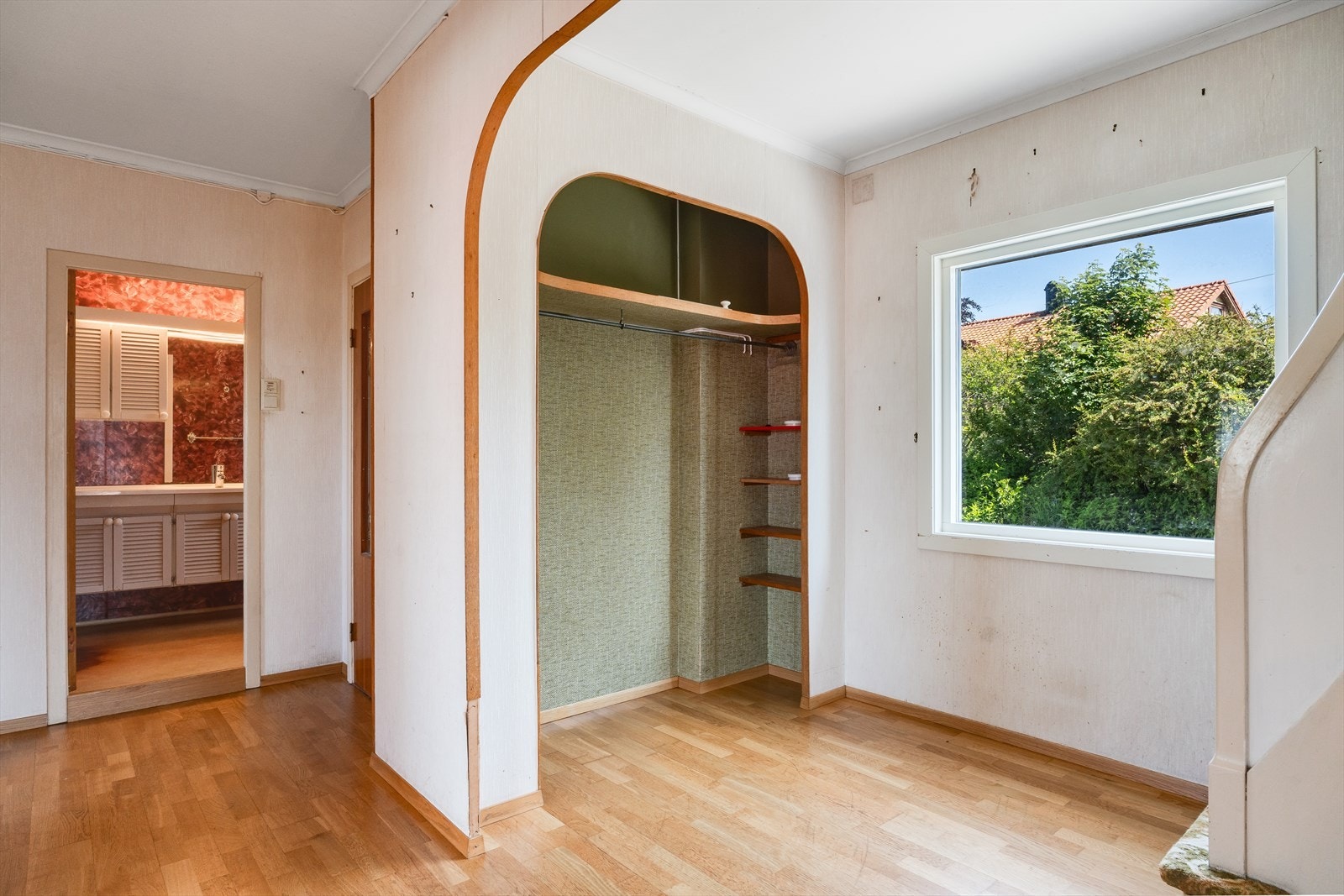 Gang med praktisk garderobeløsning for yttertøy. Galleribilde