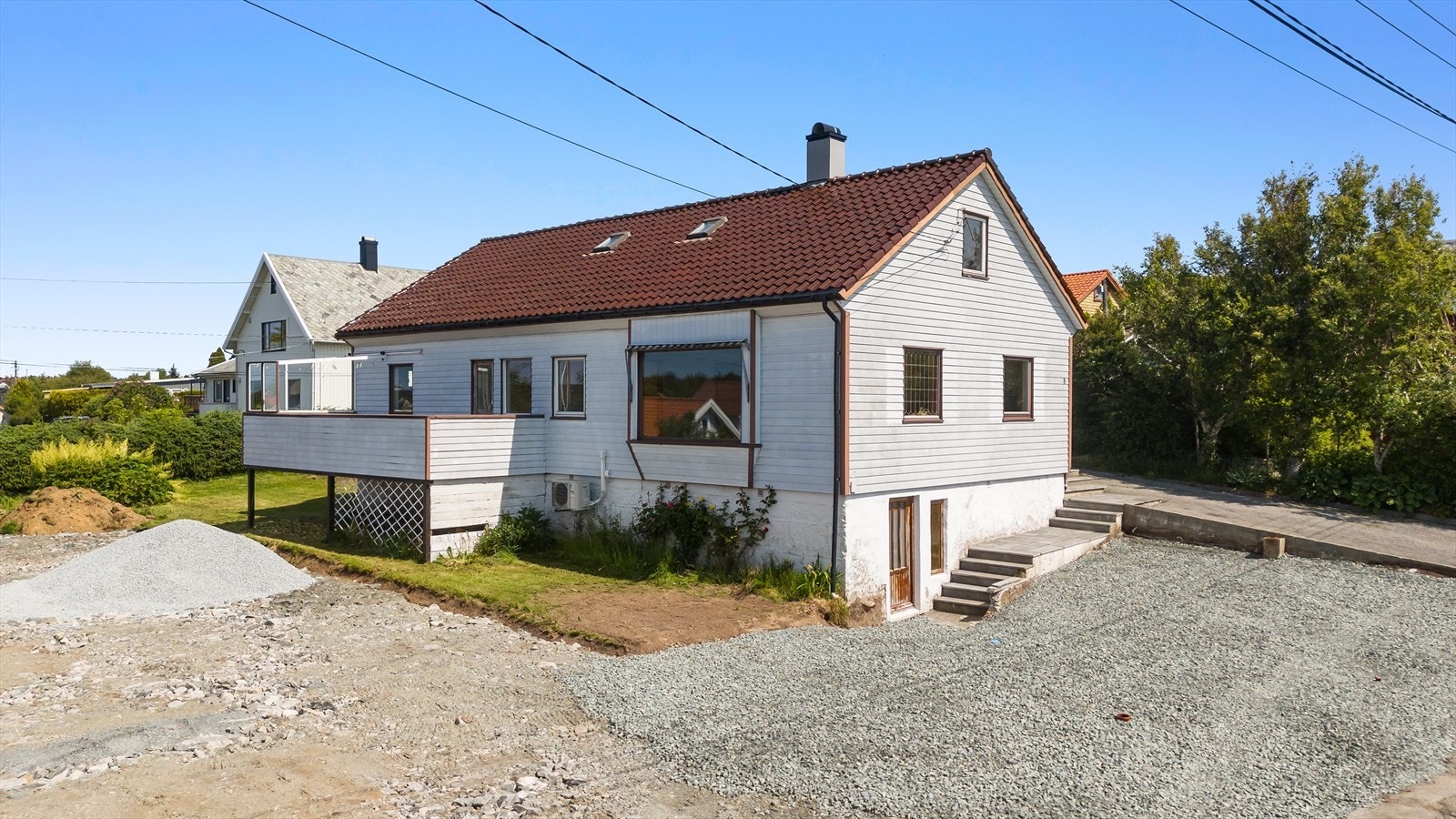 En sjarmerende, eldre enebolig med stort potensiale i et svært populært og veletablert boligområde sør i byen. Galleribilde