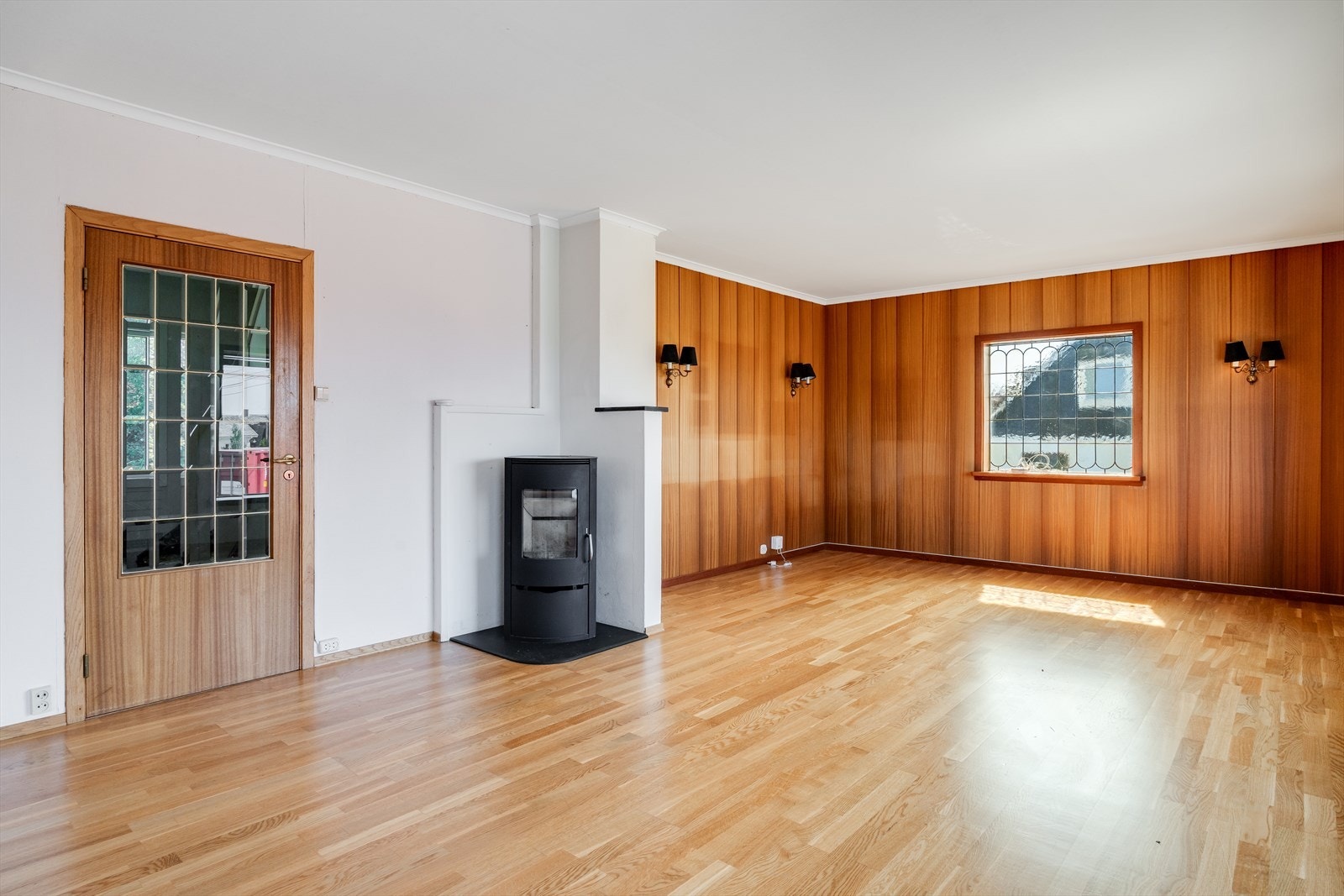 Lys og svært romslig stue med gode innregningsmuligheter. Galleribilde