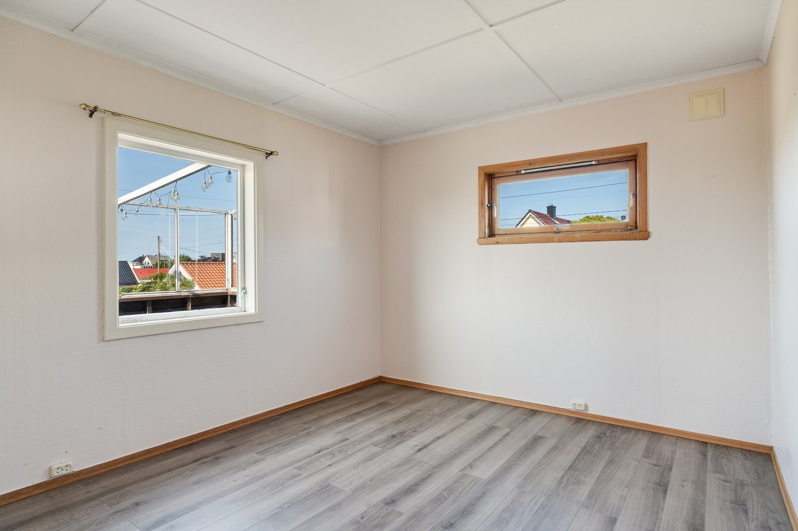 Soverom av god størrelse med nyere gulv. Galleribilde