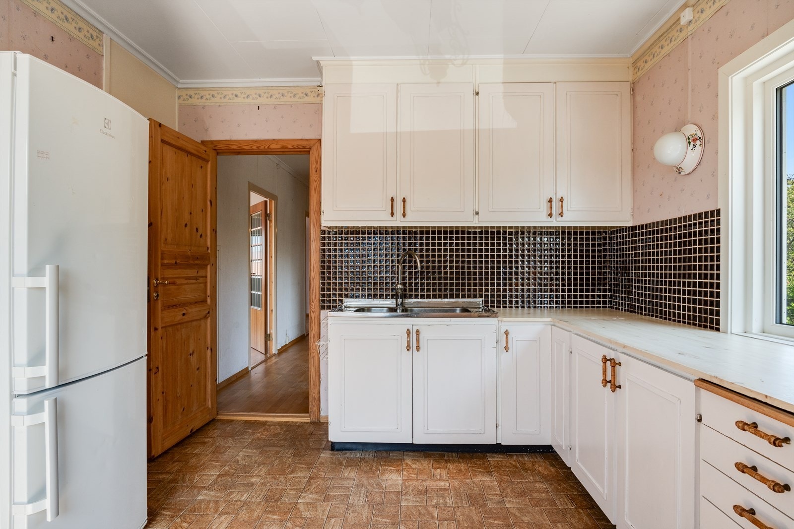 Romslig kjøkken av eldre standard. Galleribilde