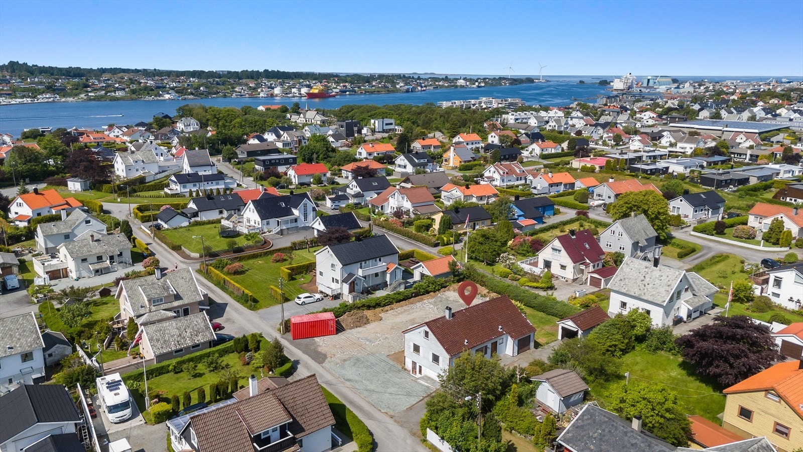 Her bor du sentralt, men rolig med kort avstand til skole, barnehager og dagligvarebutikker. Det er gode bussforbindelser og flotte turområder i umiddelbar nærhet. Galleribilde