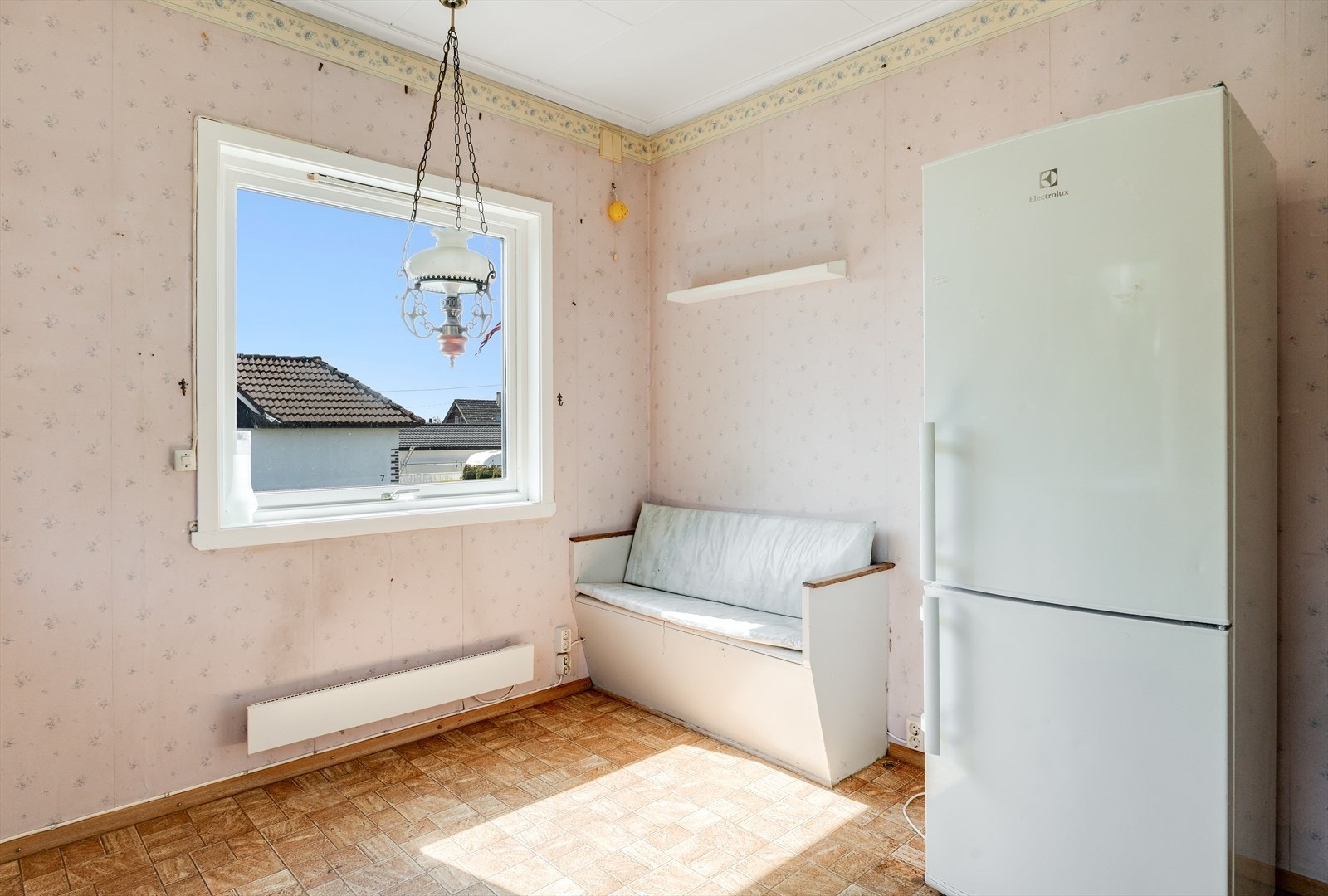 Koselig plass til kjøkkenbord og stoler ved vindu. Galleribilde