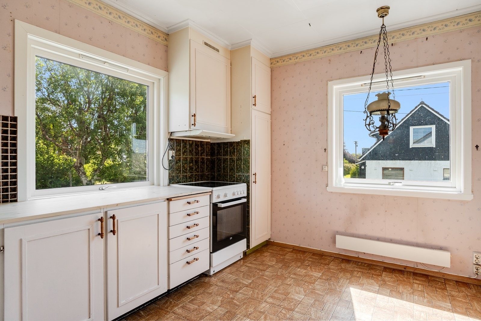 Flere vindusflater gir godt med lysinnslipp også i dette rommet. Galleribilde