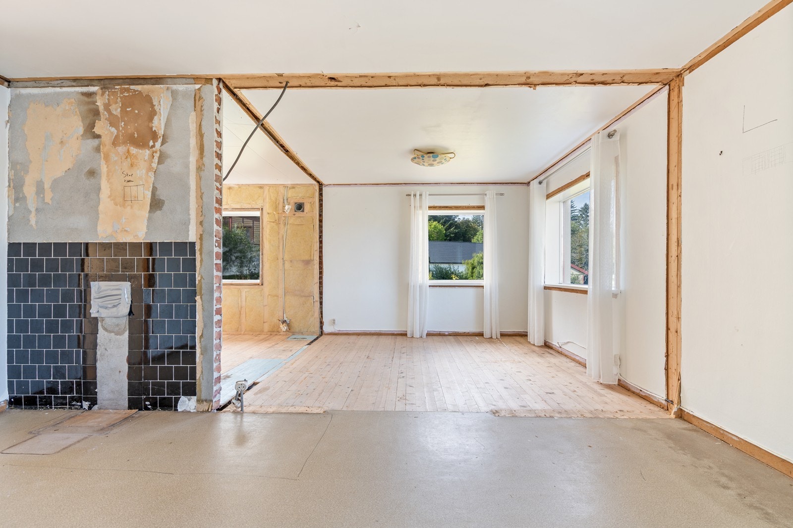 Stue med åpen løsning mot kjøkkenet. Rommene er romslige med gode innredningsmuligheter. Galleribilde