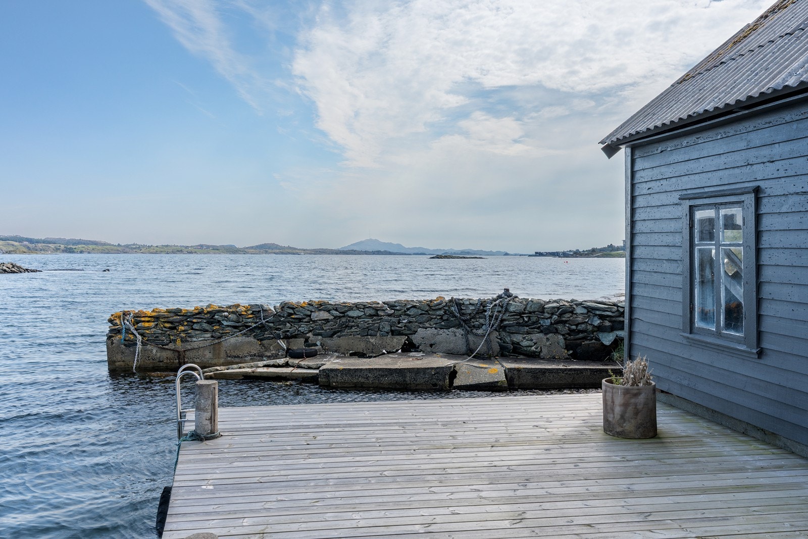 Naustet har tilhørende molo ideell for båtliv, fiske og rekreasjon. Galleribilde