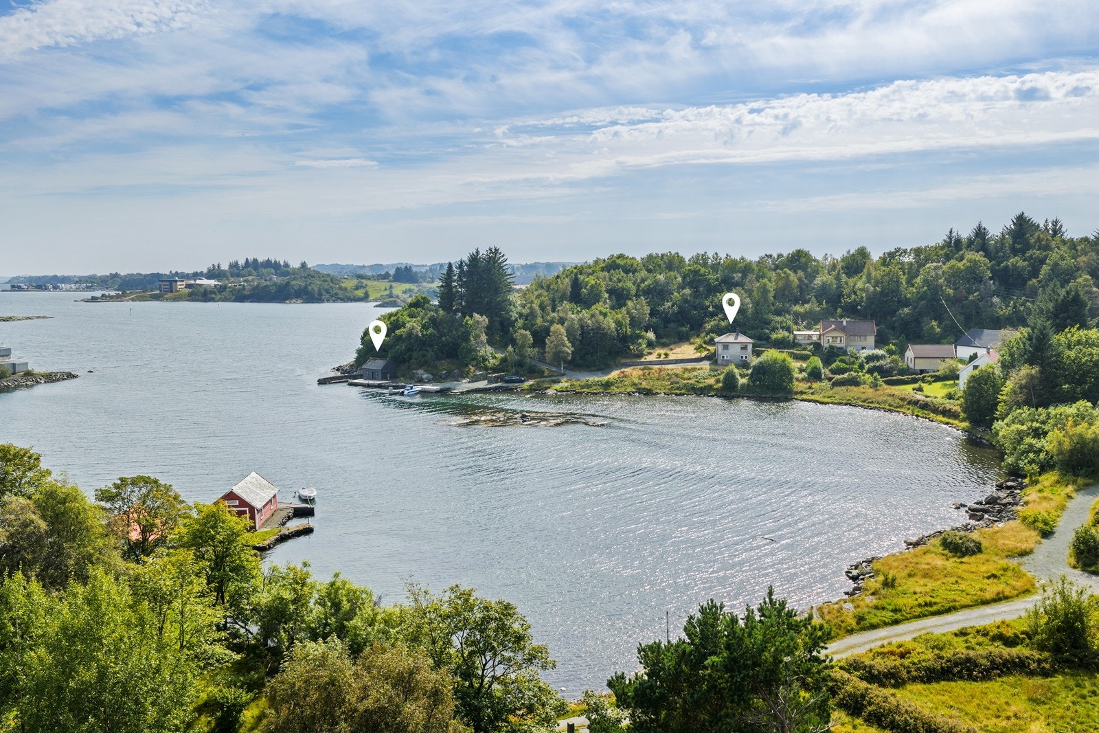 Eiendommen har en flott og åpen beliggenhet på sørsiden av Austevikvågen, i et rolig og landlig området med spredt boligbebyggelse. Galleribilde