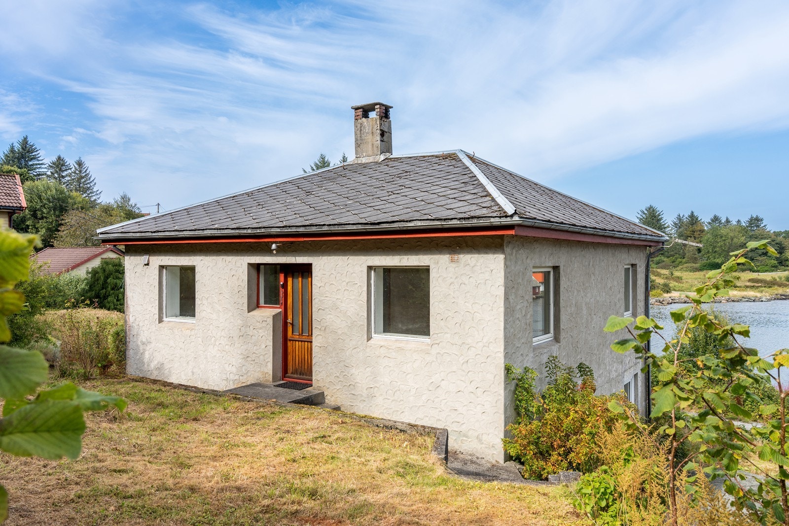 Boligen har moderniseringsbehov go gir deg muligheten til å skape ditt drømmehjem. Galleribilde