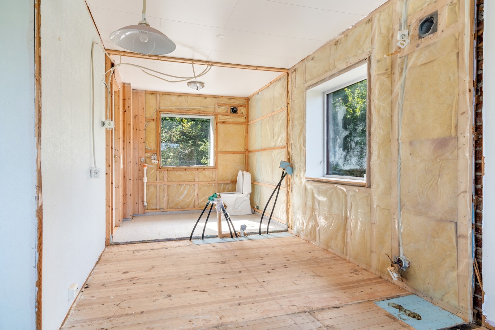 Vegg mellom bad og tatt ned i forbindelse med renovering Galleribilde