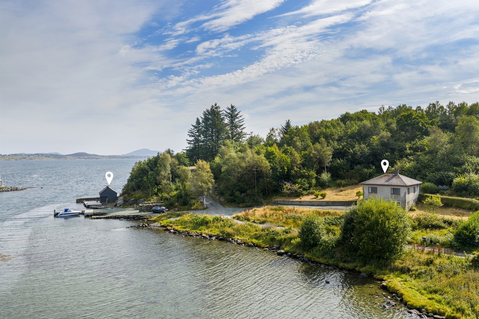 Enebolig med flott usjenert beliggenhet og tilhørende naust. Galleribilde