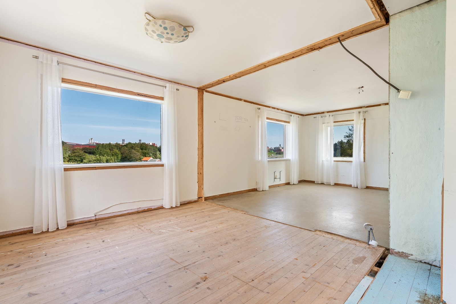 Stuen har rikelig med naturlig lysinnslippe Galleribilde