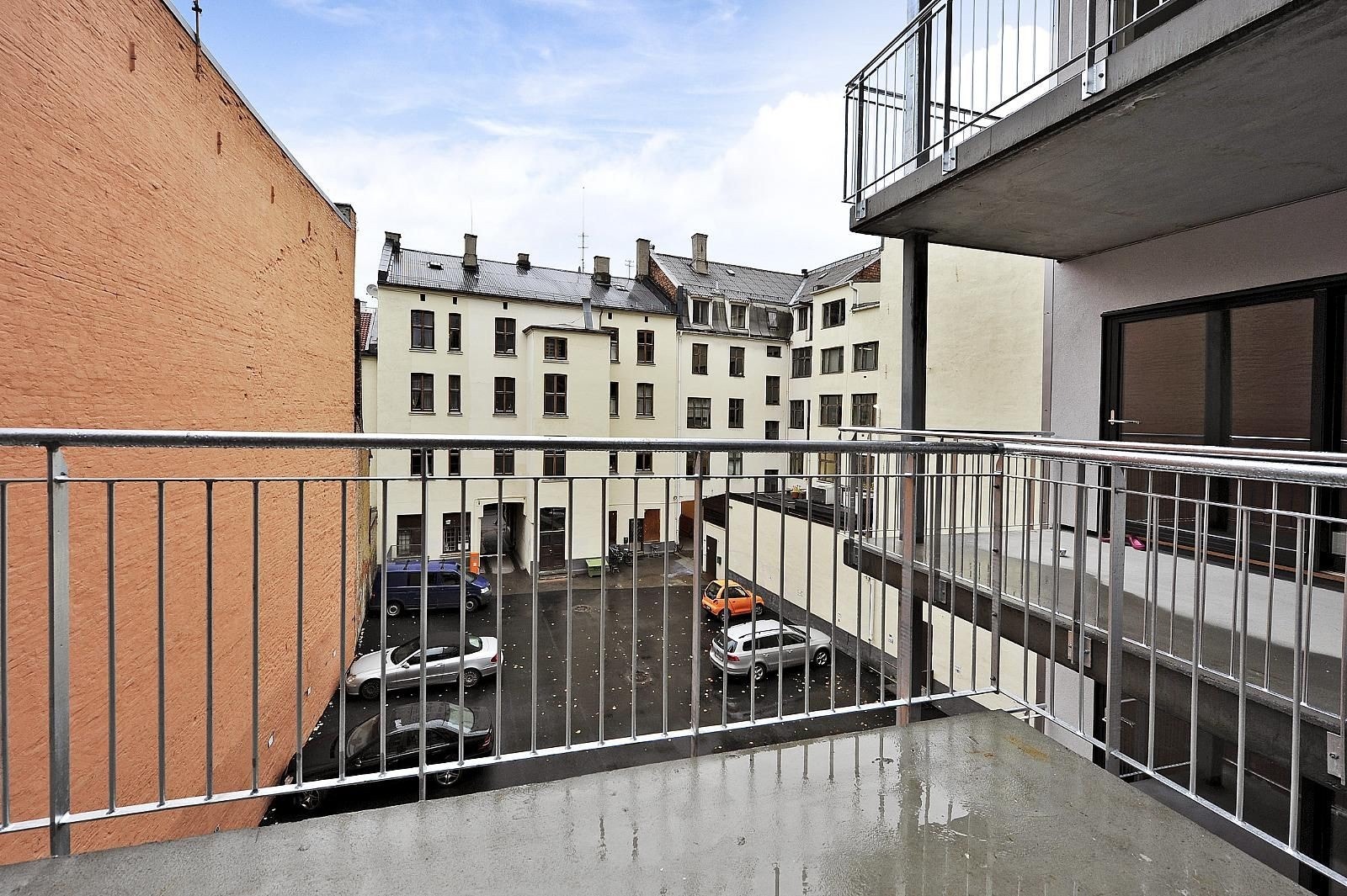 Balkong mot rolig bakgård Galleribilde