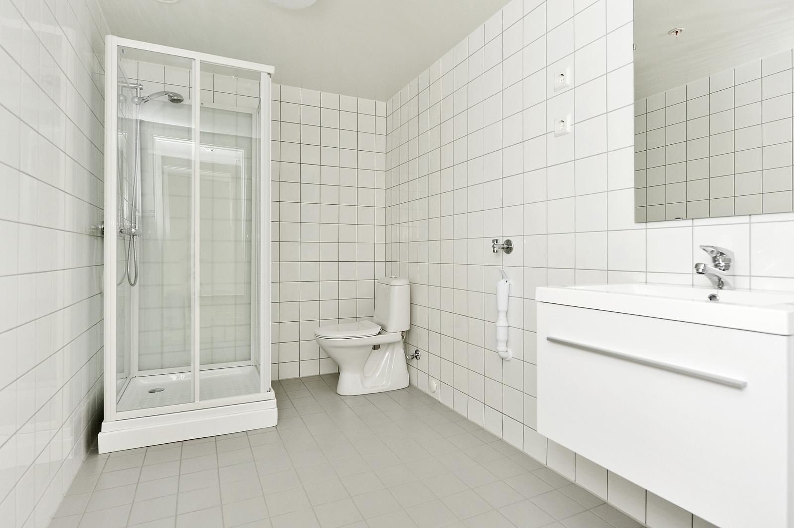 Flislagt bad med dusjkabinett, WC og servant Galleribilde