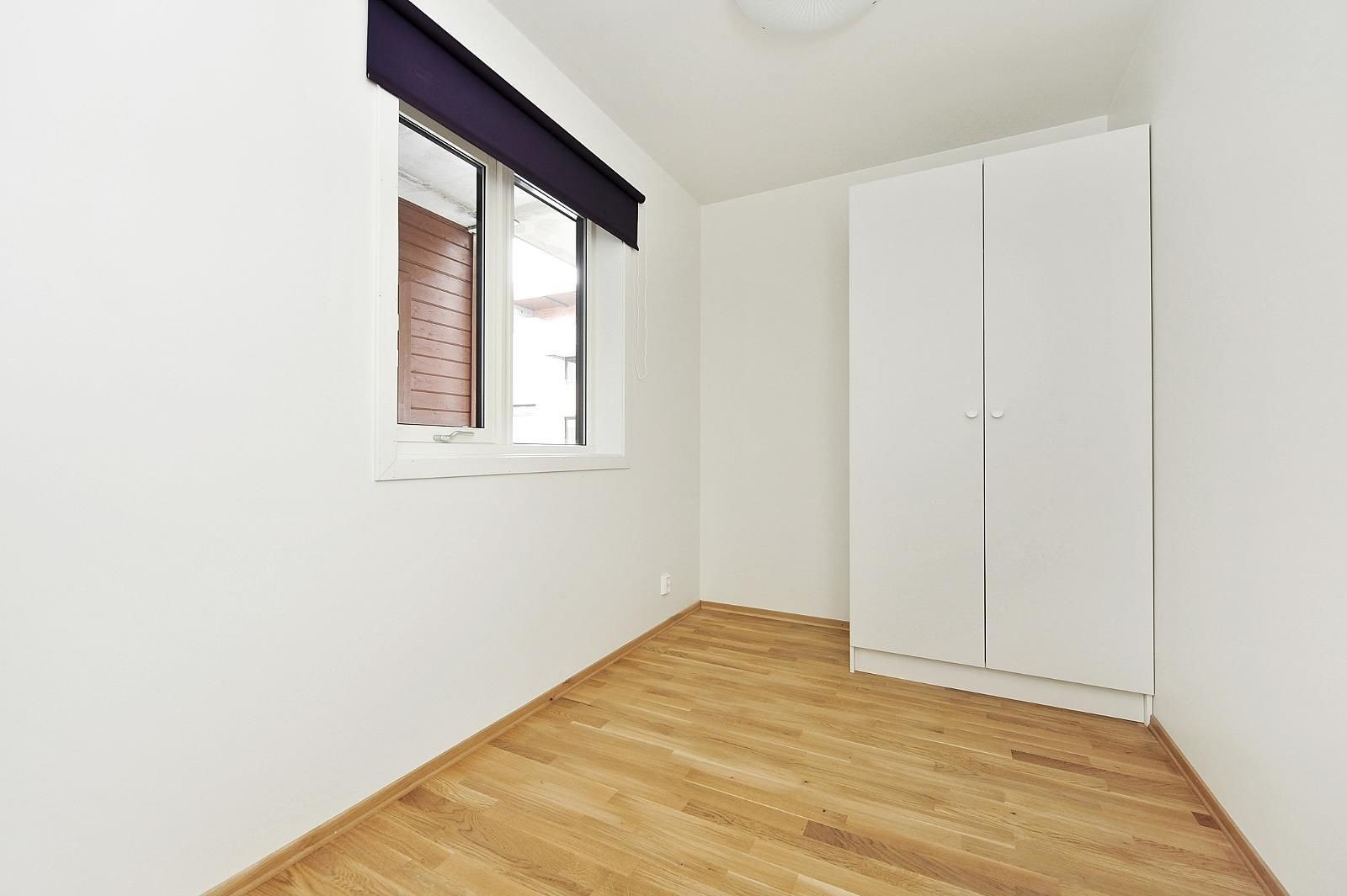 Soverom 2 med garderobeskap Galleribilde