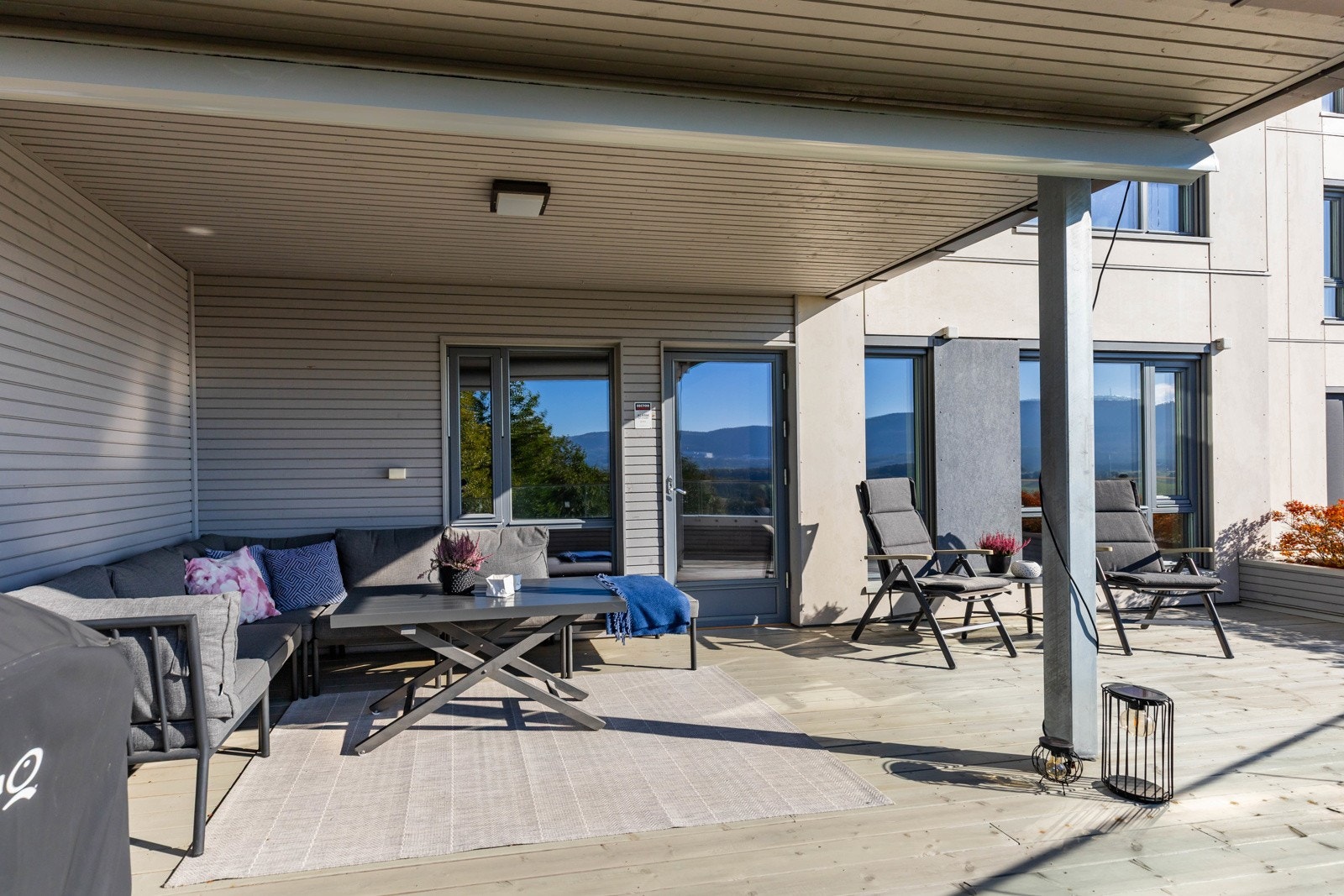 Overbygd og delvis skjermet uteplass med god plass til både lounge, spisegruppe og grill. Alt du trenger for å nyte livet utendørs. Galleribilde