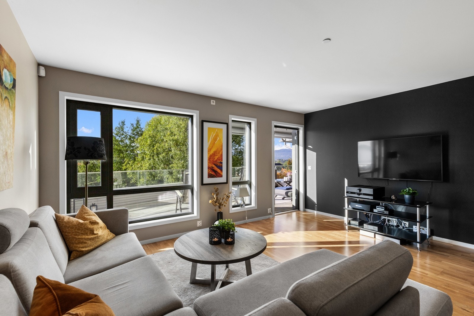 Lekkert fargevalg og tidløs stil. Sstuen oppleves behagelig og sosial, med utgang til en herlig balkong. Galleribilde