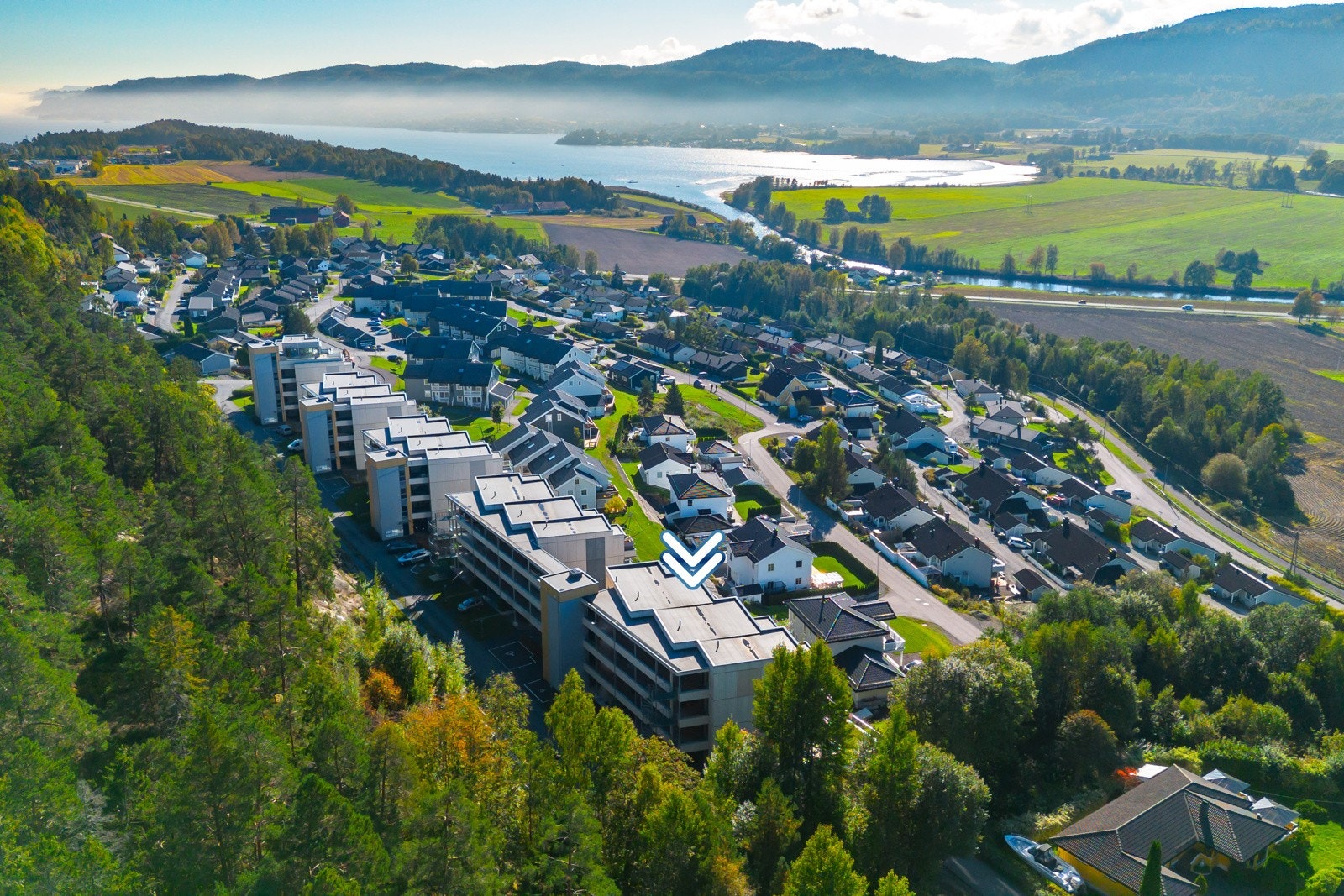 Skafjellveien 90 med utsikt utover sandebukta. Galleribilde