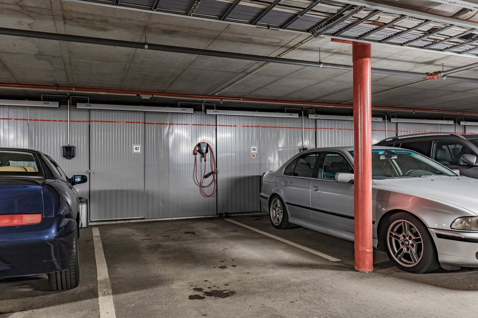 Parkeringsplass med mulighet for elbil lader og bod. Galleribilde