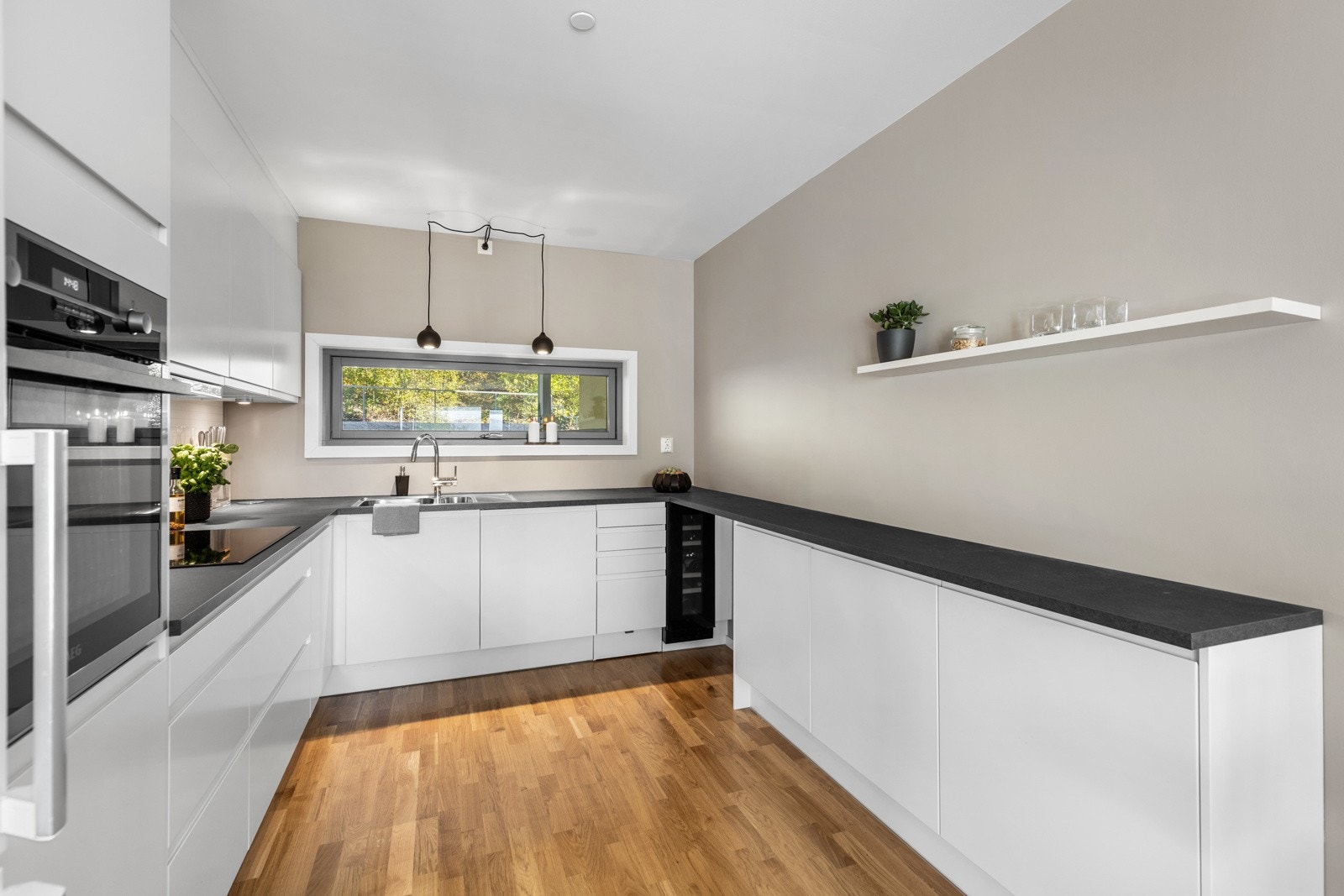 Her får du et lekkert kjøkken med delvis integrerte hvitevarer, rene linjer og god arbeidsplass. Passer for både matlaging og sosialt samvær. Galleribilde