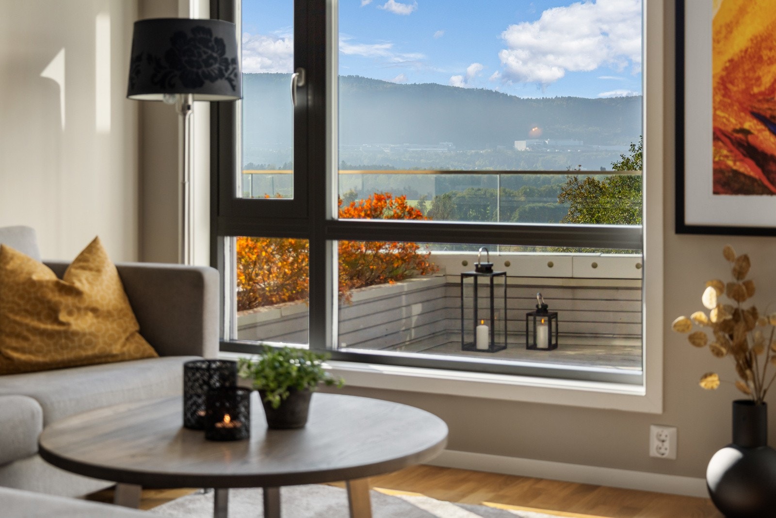 Store vindusflater slipper inn rikelig med dagslys og skaper en luftig atmosfære. Galleribilde