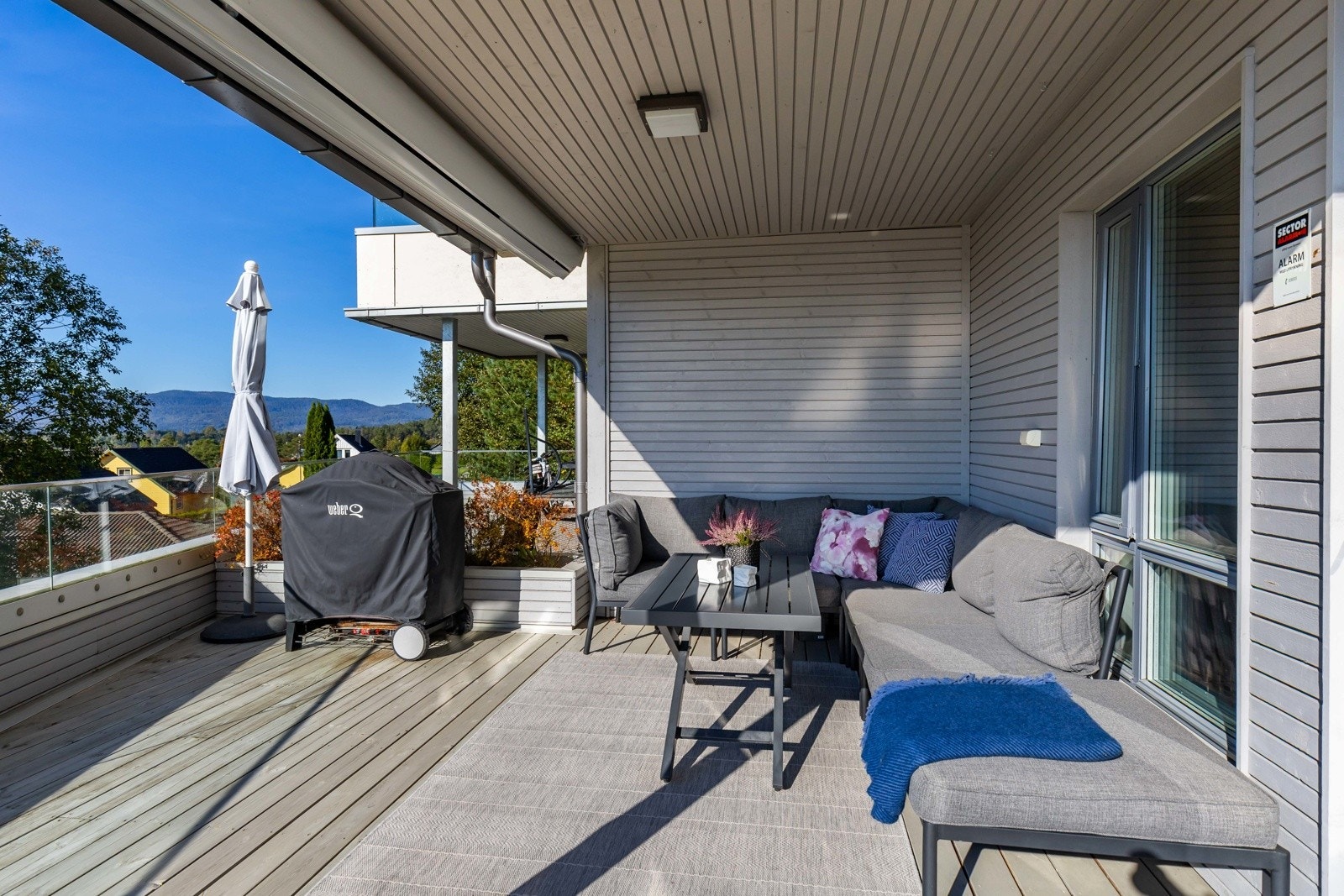 Stor og delvis overbygd terrasse med god plass til både spisegruppe, grill og lounge. Et flott sted å nyte lange sommerkvelder. Galleribilde