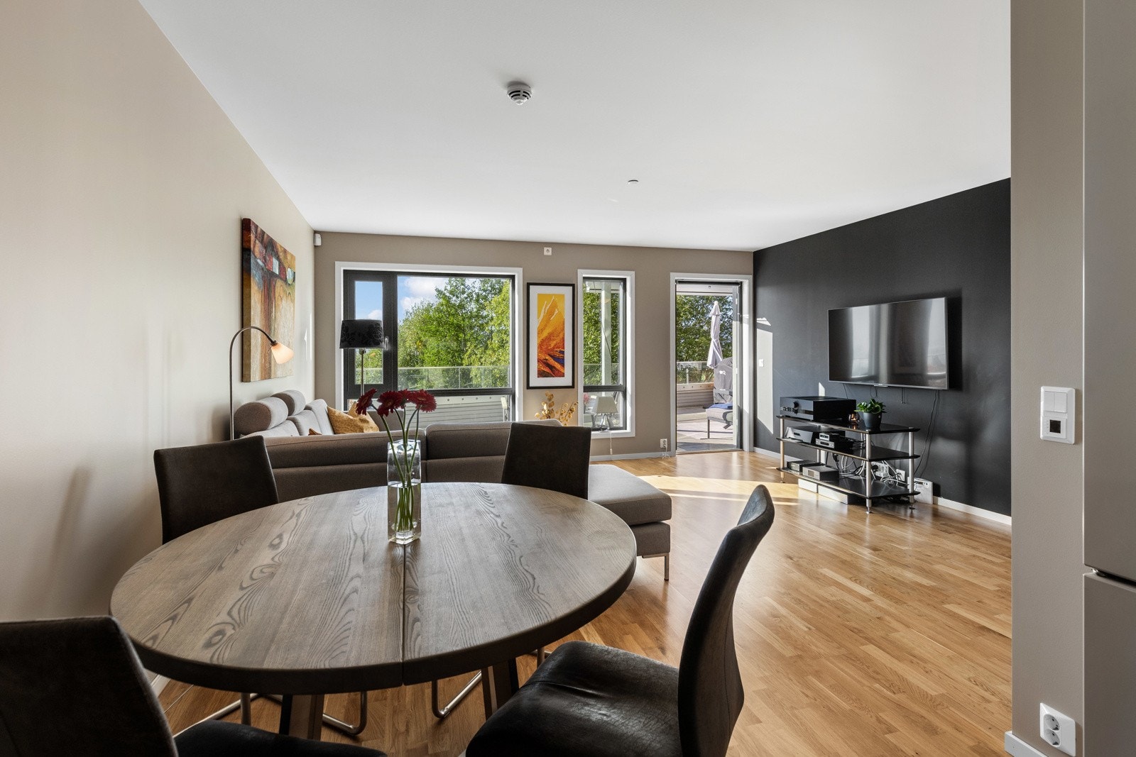 Behagelig atmosfære og åpen løsning. Et rom som inviterer til både hverdag og hygge. Galleribilde