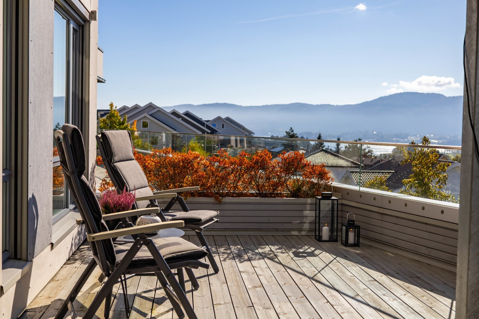 Her kan du lene deg tilbake og nyte solen og utsikten mot fjorden og åsene. Et sted for både avslapning og gode stunder. Galleribilde
