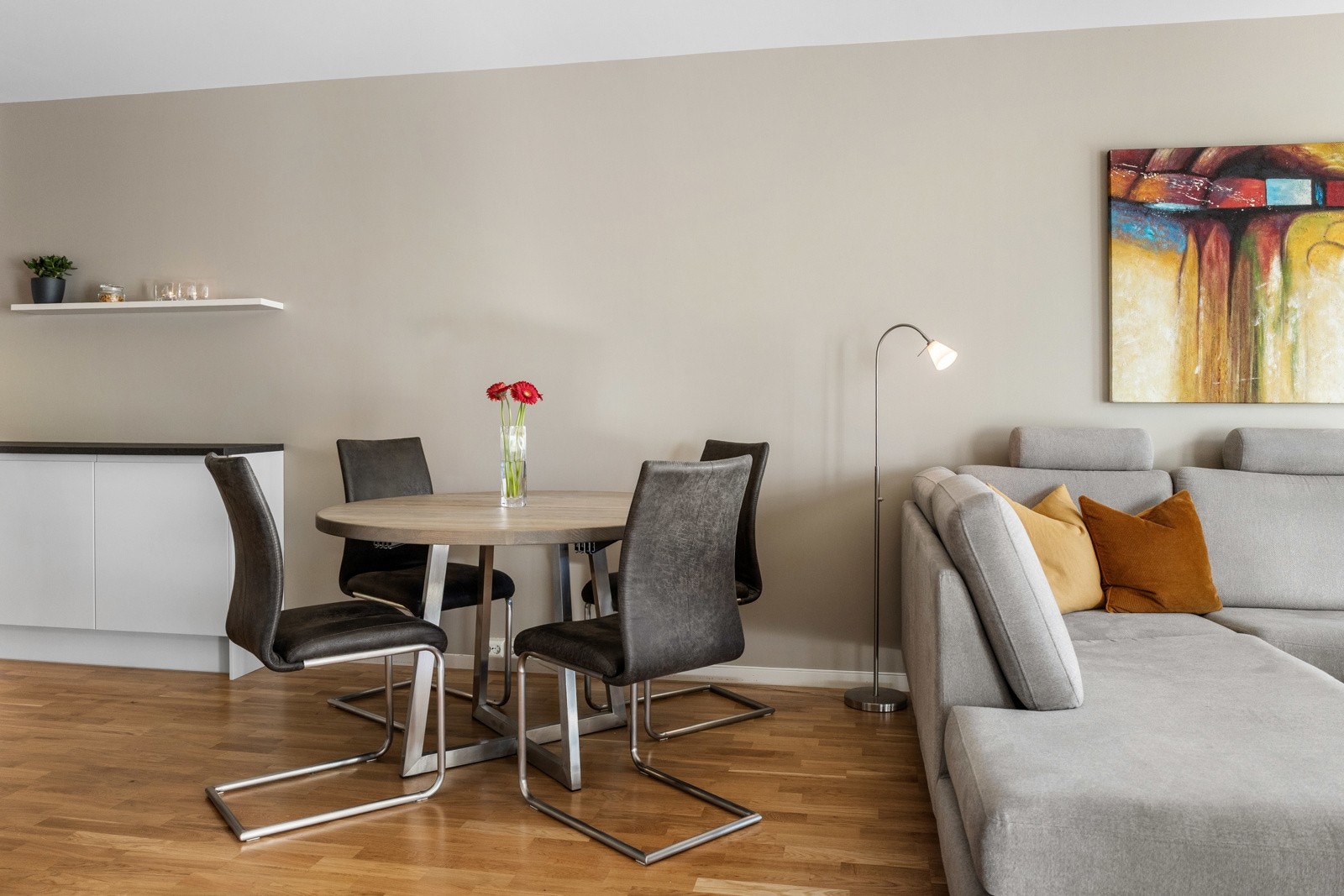 Delvis åpen stue- og kjøkkenløsning med plass til spisestue. Galleribilde