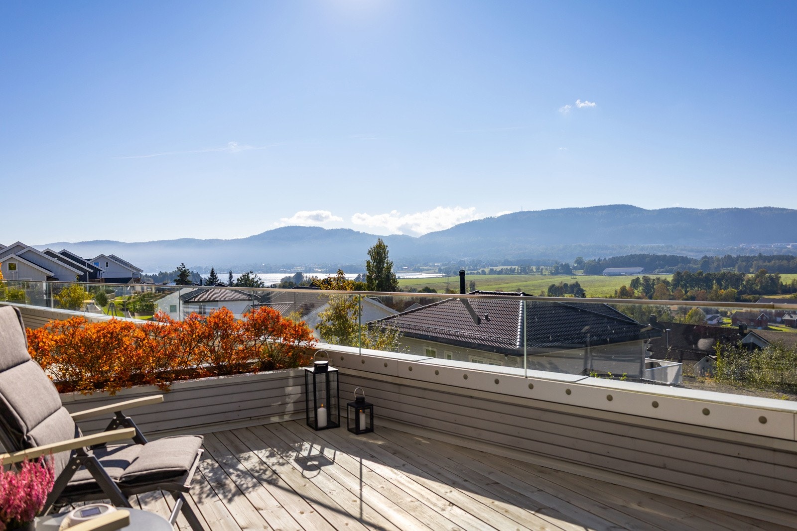 Uteplassen byr på spektakulær panoramautsikt over Sandebukta og omkringliggende landskap. Galleribilde