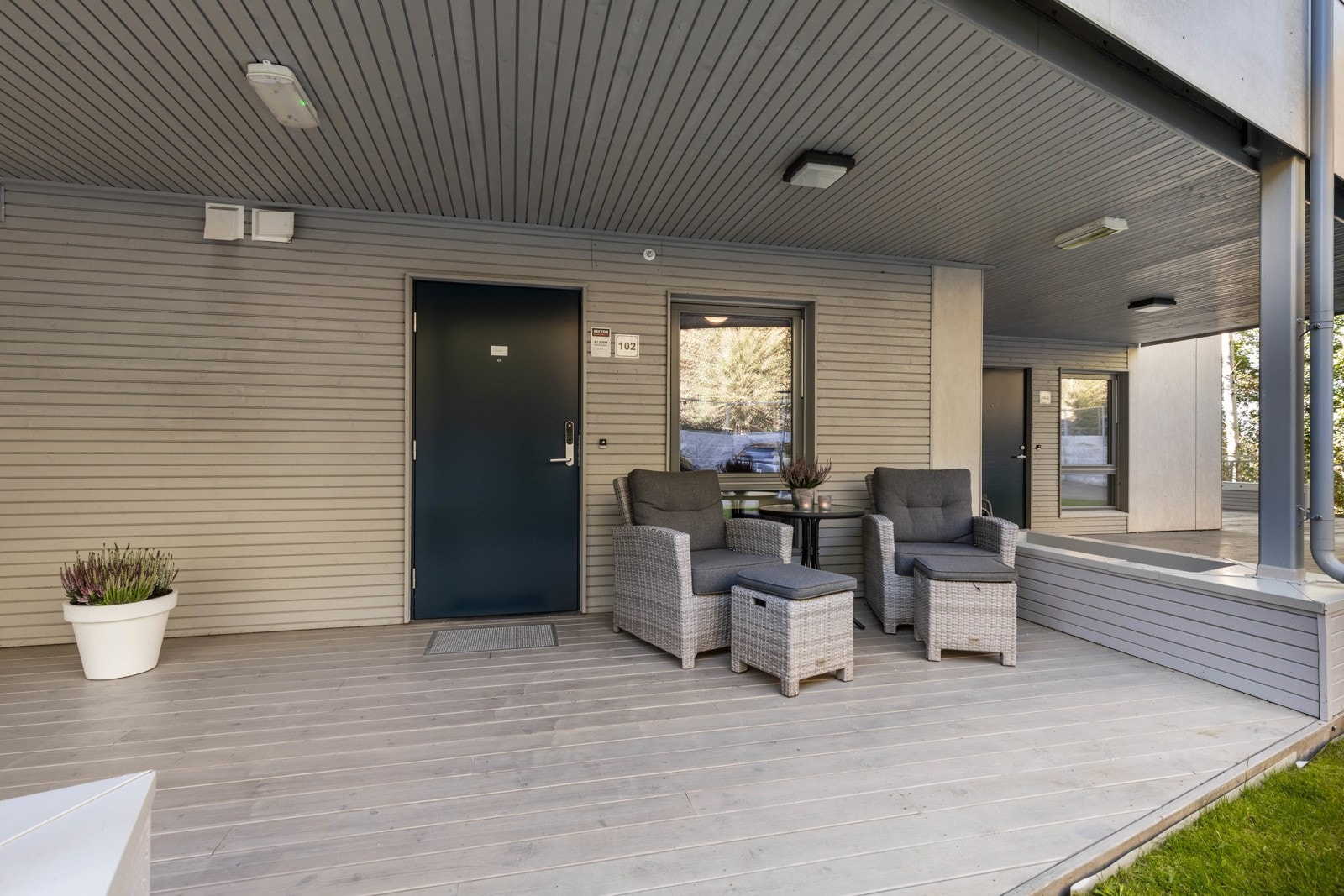 Et moderne og overbygd inngangsparti som gir et flott førsteinntrykk, og et praktisk sted å nyte rolige stunder ute. Galleribilde