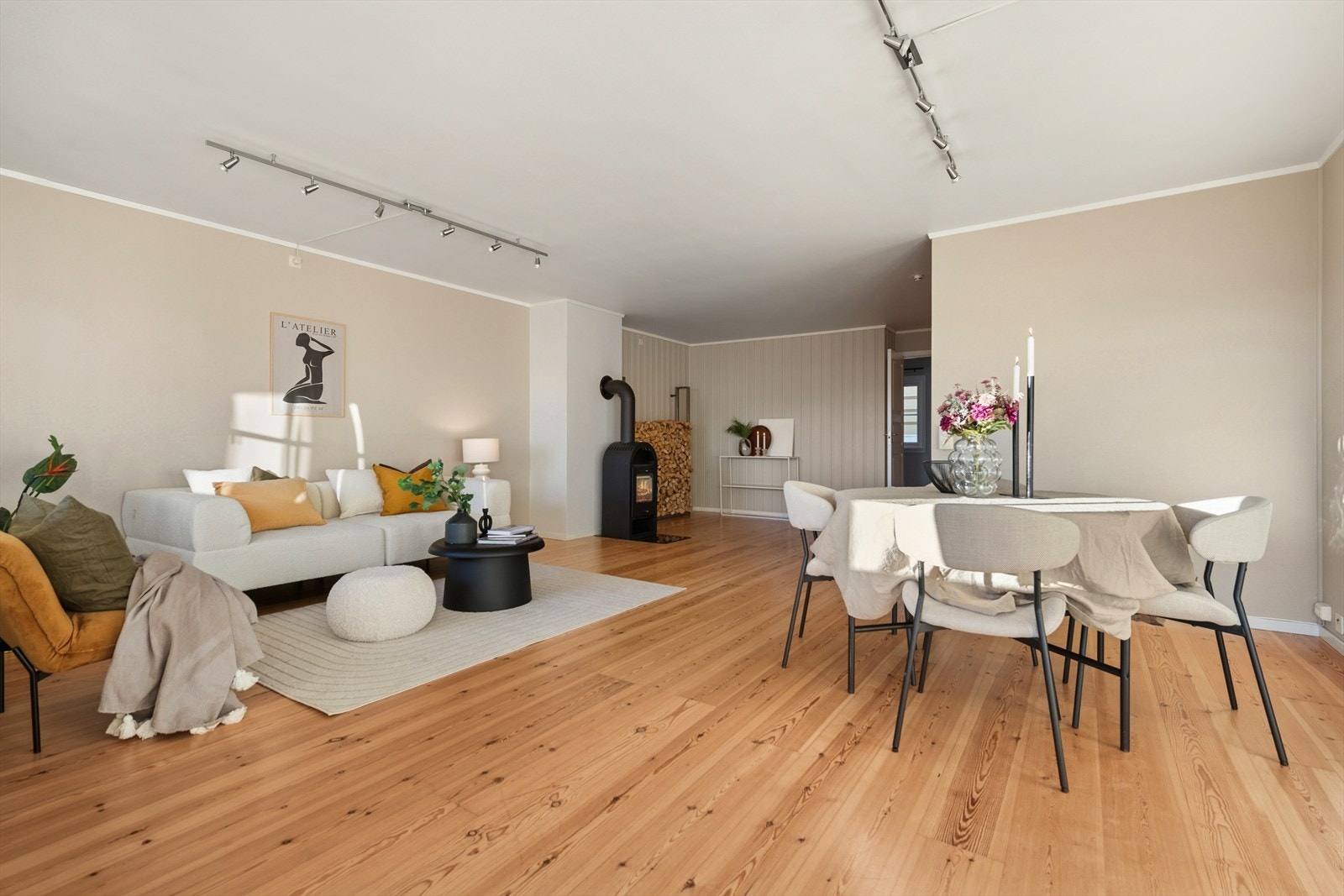 Her er det god plass til både sofakrok og spisegruppe. Galleribilde