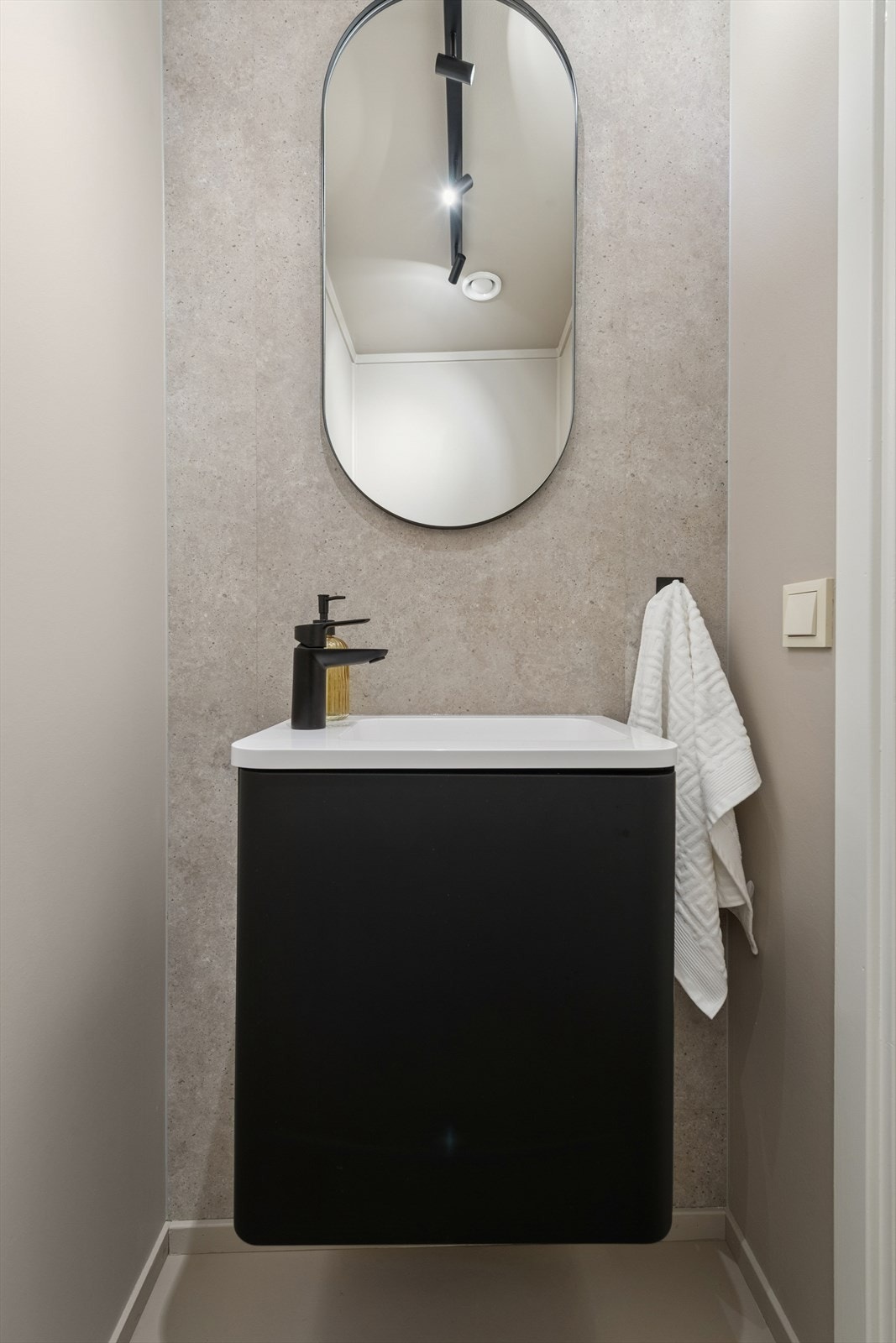 Rommet er utstyrt med servant med underskap og gulvmontert WC. Galleribilde