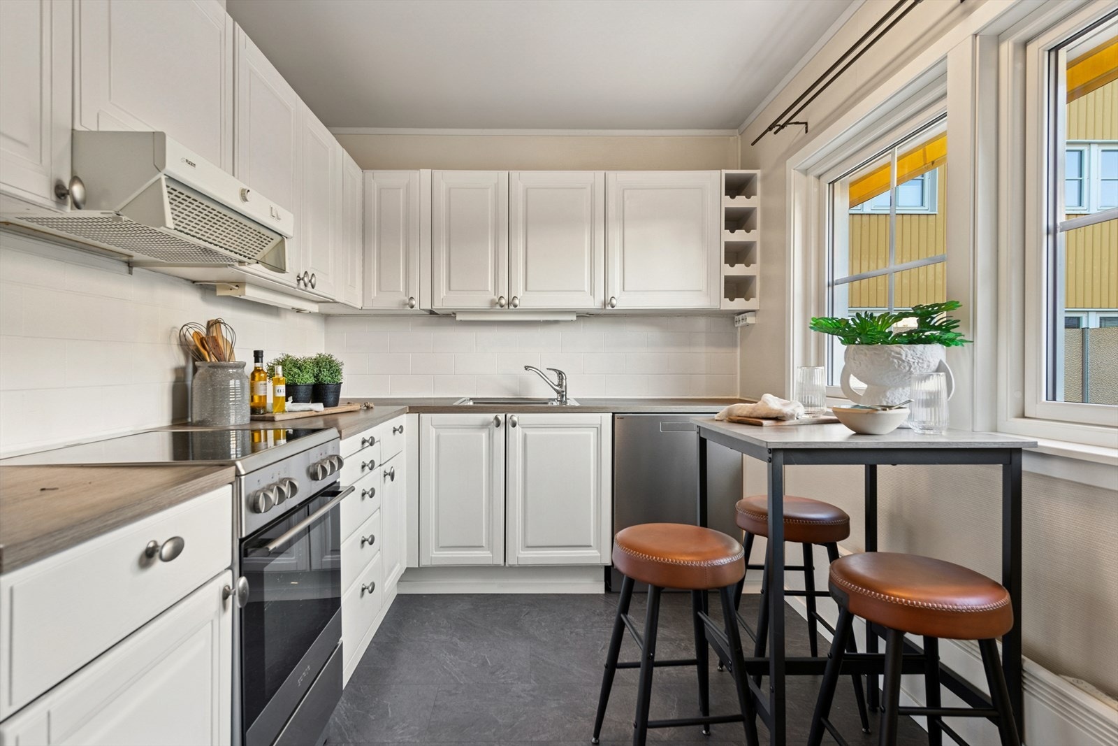 Praktisk plassert i samme etasje som stuen finner du boligens kjøkken. Galleribilde