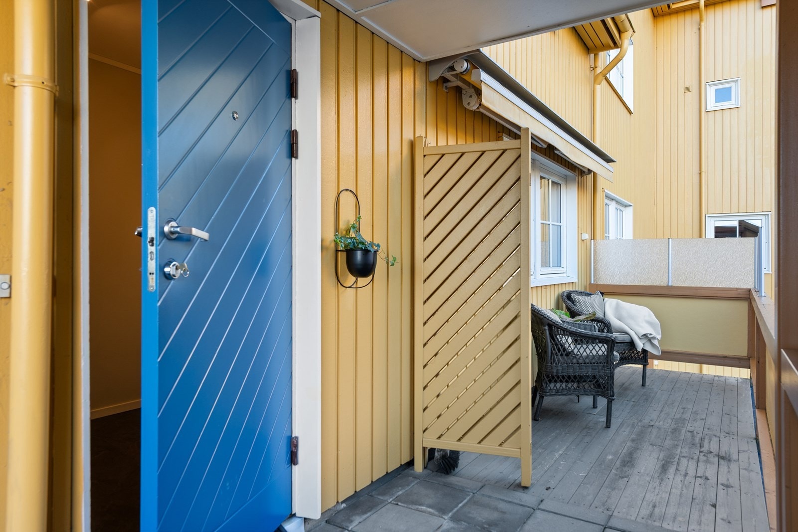 Terrasse mot vest foran inngangspartiet. Galleribilde