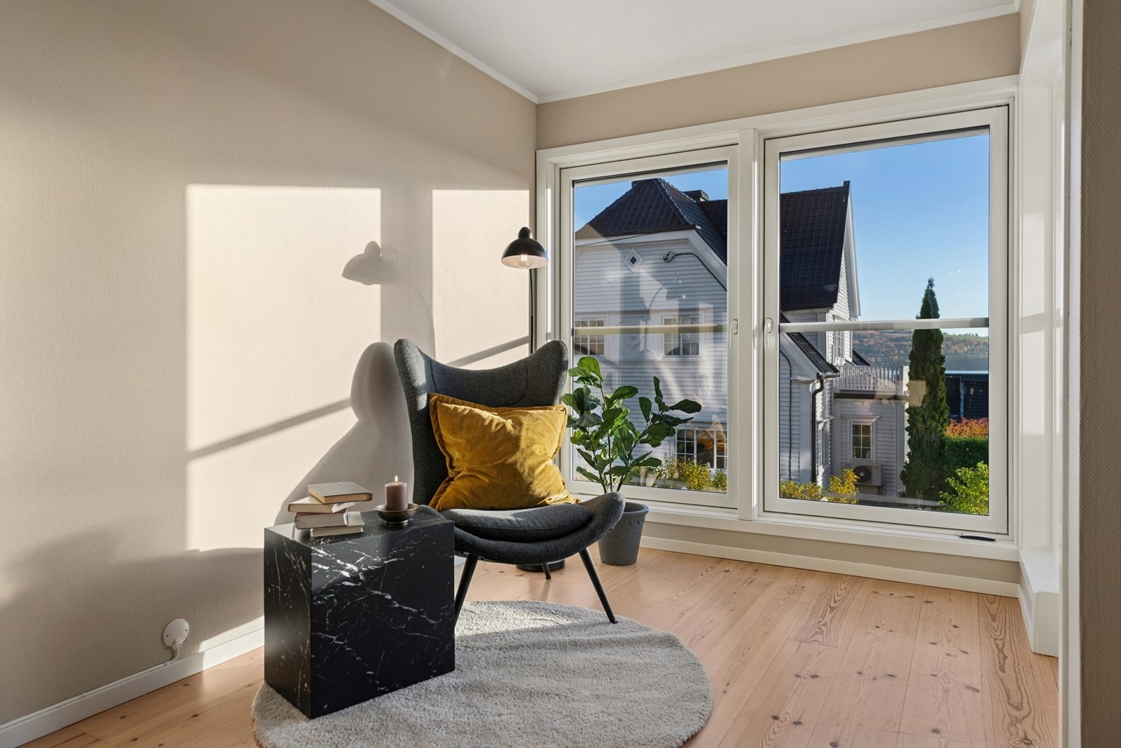 Tilgang til veranda med takoverbygg mot øst til høyre i bildet. Galleribilde