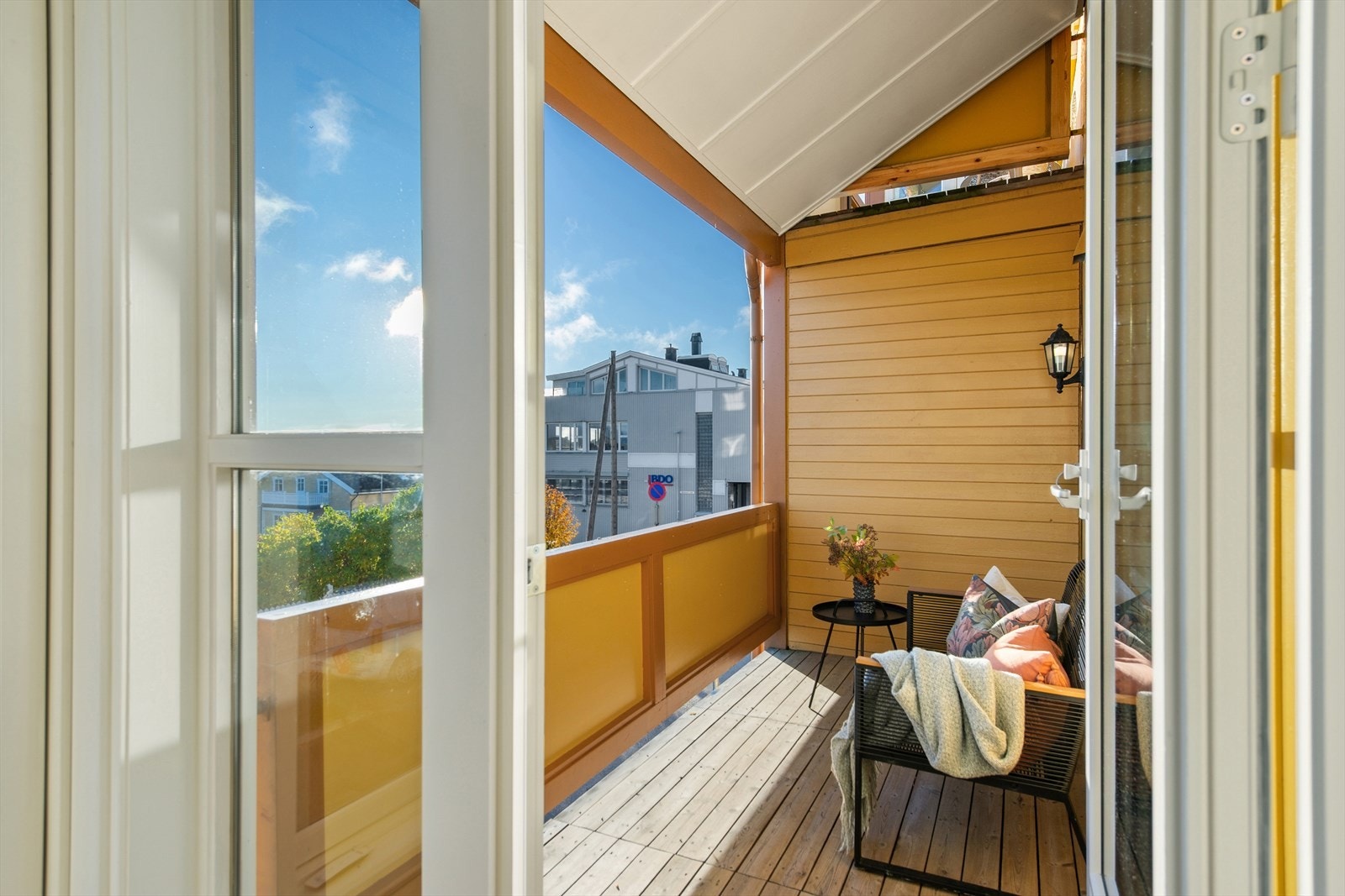 Veranda med takoverbygg mot øst med adkomst fra stue. Galleribilde