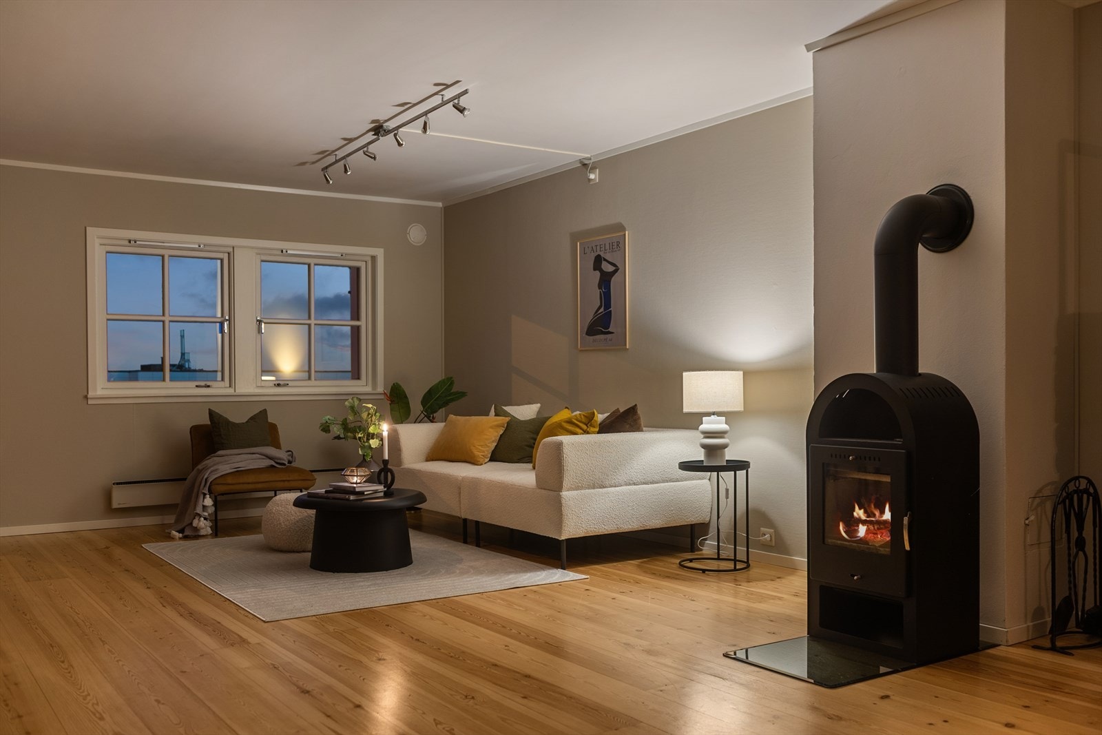 Romslig stue med store vindusflater som gir rikelig med naturlig lys. Galleribilde