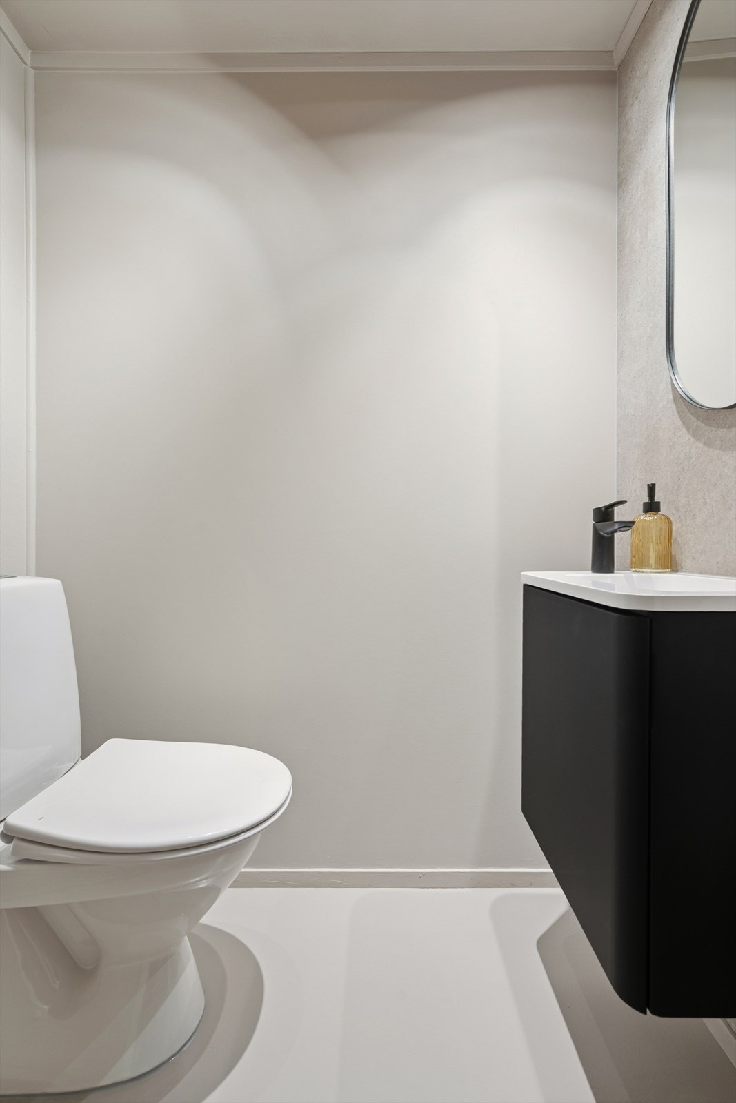 Toalettrommet har gulvbelegg, malte glatte flater på vegger og malte glatte flater i himling. Galleribilde