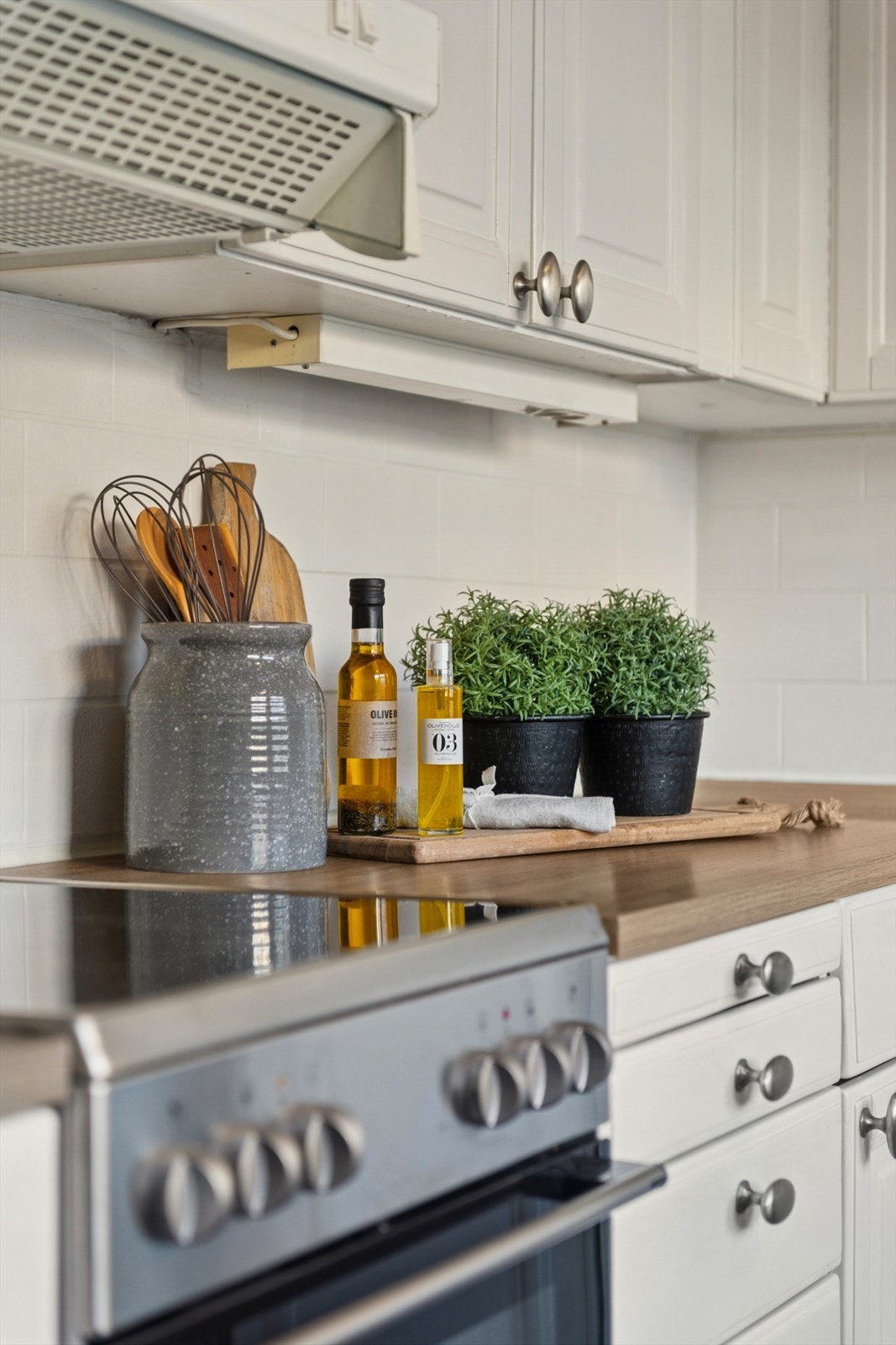 Selve innredningen er utført med laminerte skrog, profilerte fronter og laminert benkeplate med kjøkkenkum. Galleribilde