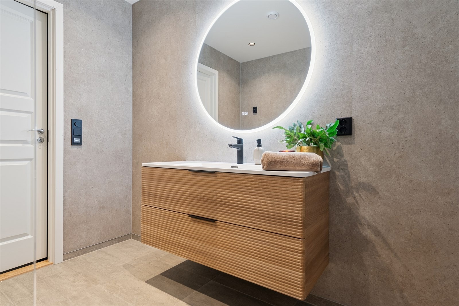 Badet er oppgradert i 2025 og har fliser på gulvet med varme, baderomsplater på vegger og malte glatte flater i himling. Galleribilde