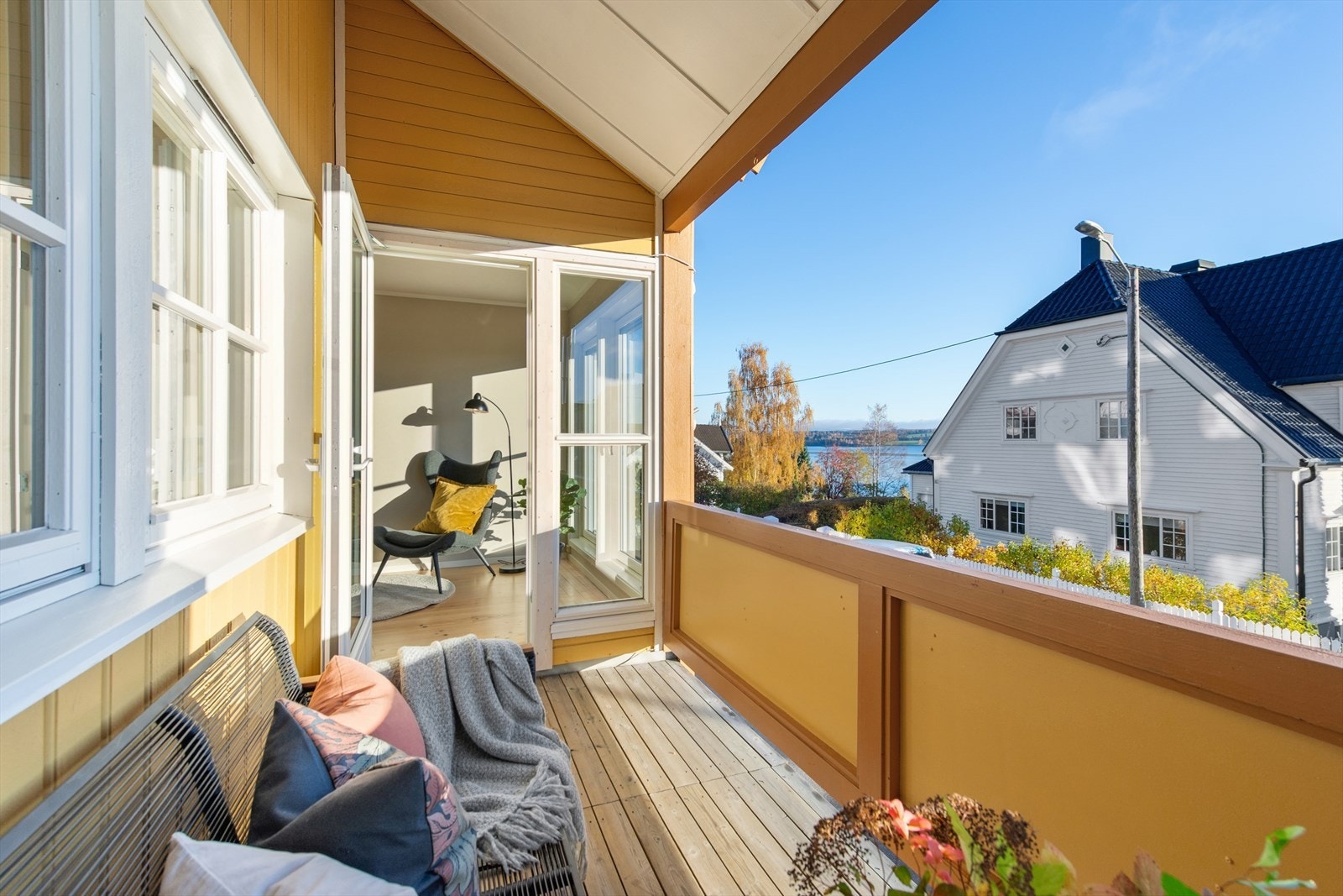 Mjøsgløtt fra verandaen. Galleribilde