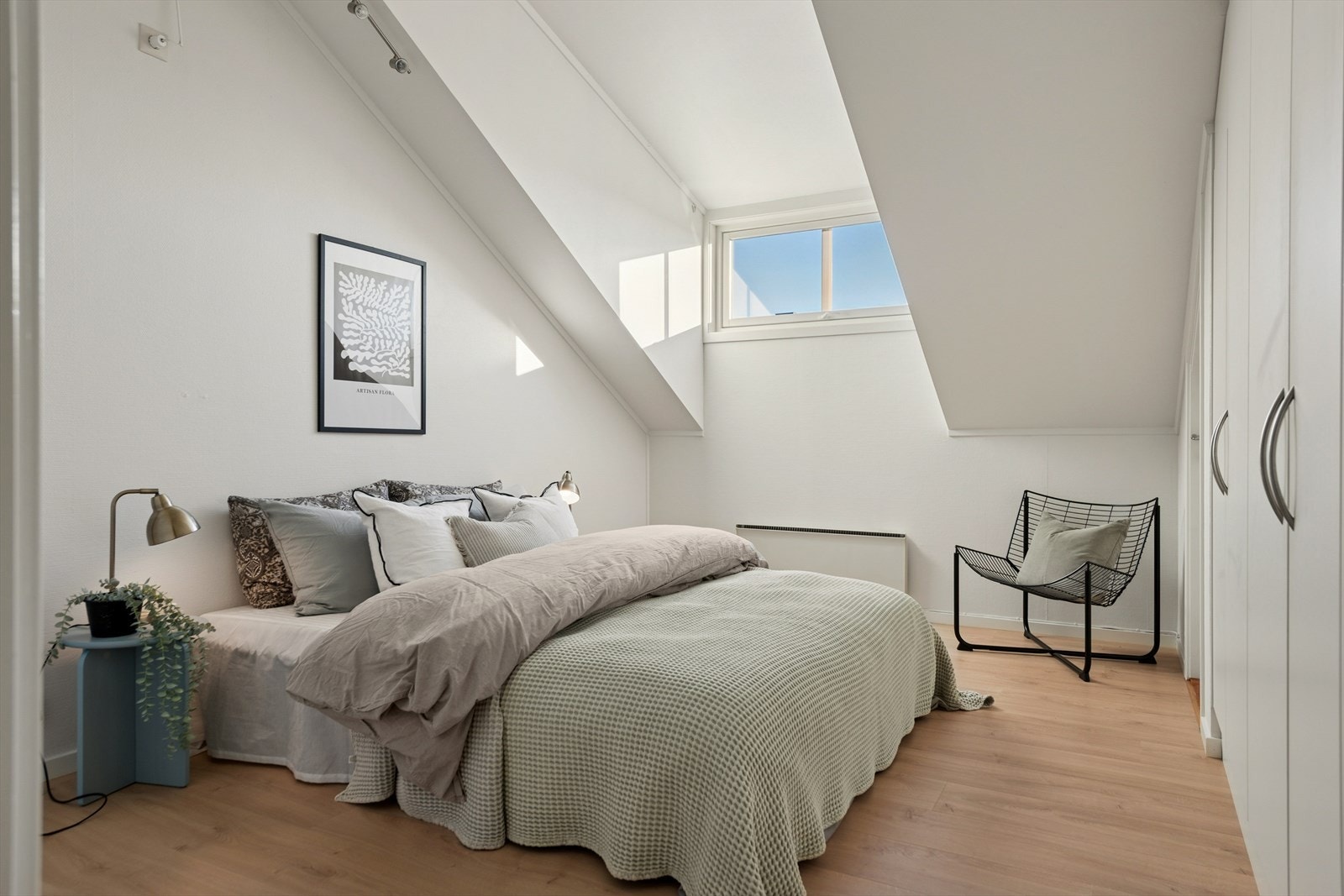 Planløsningen byr videre på tre delikate soverom. Galleribilde