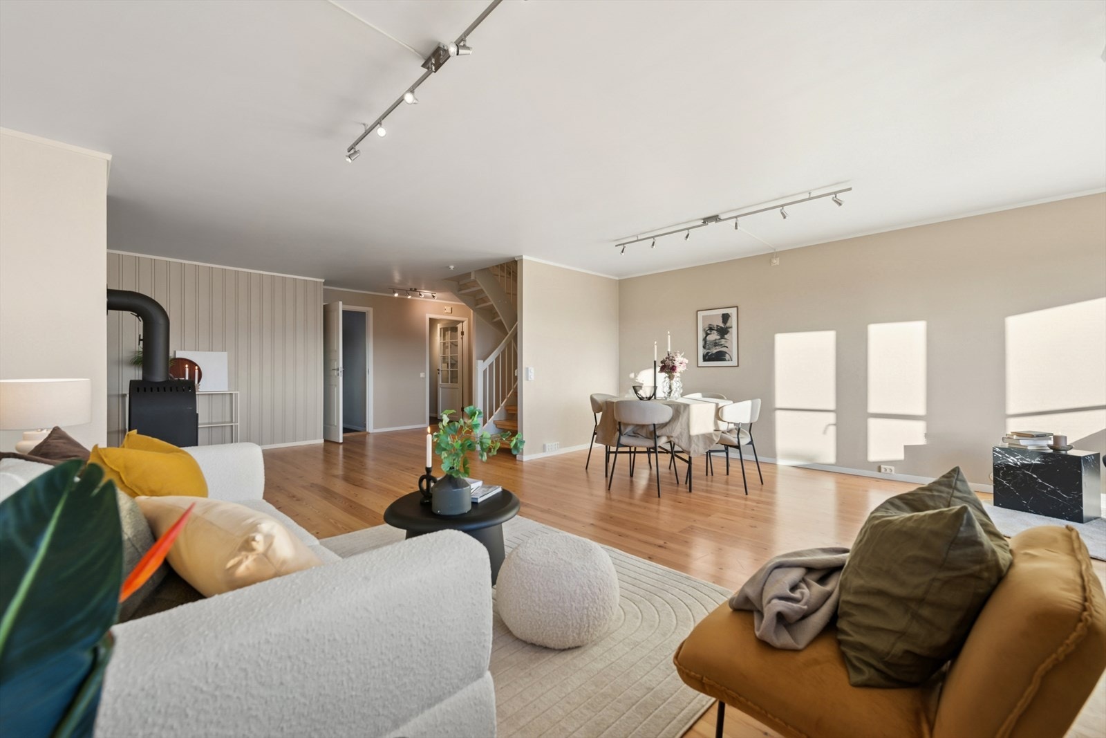 Strategisk plassert i rommet finner du også en effektiv vedovn som varmer godt på kalde dager. Galleribilde