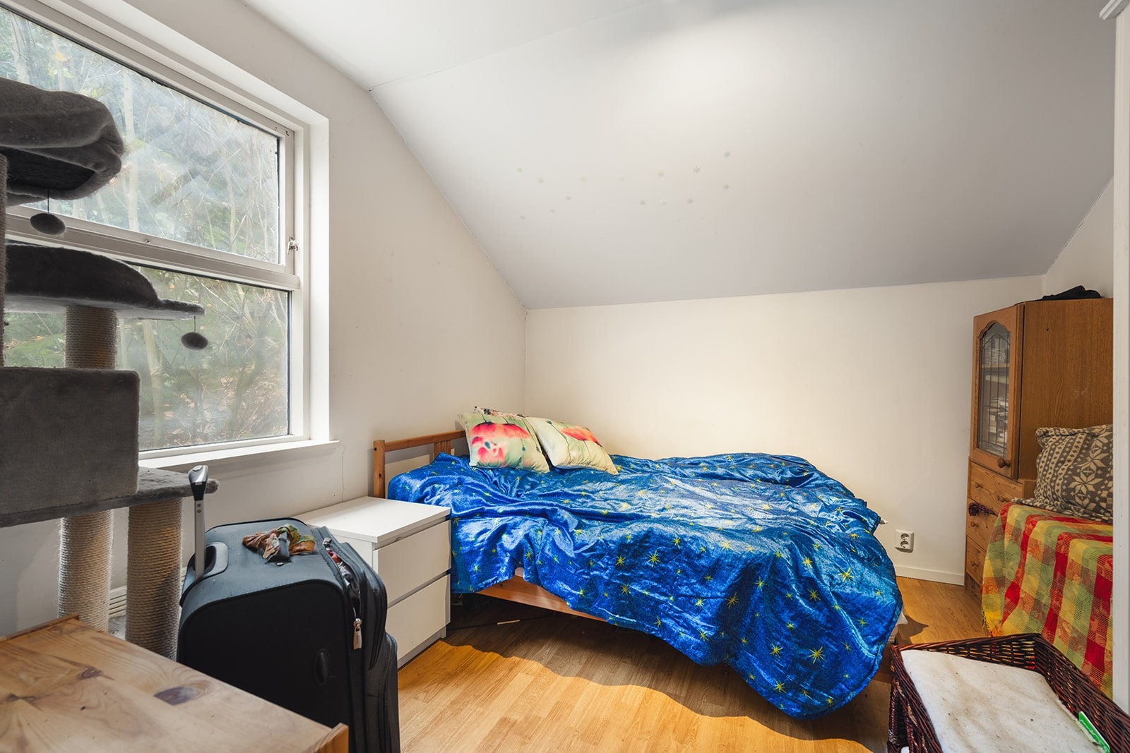 Soverom av god størrelse malt i lyse farger. Galleribilde