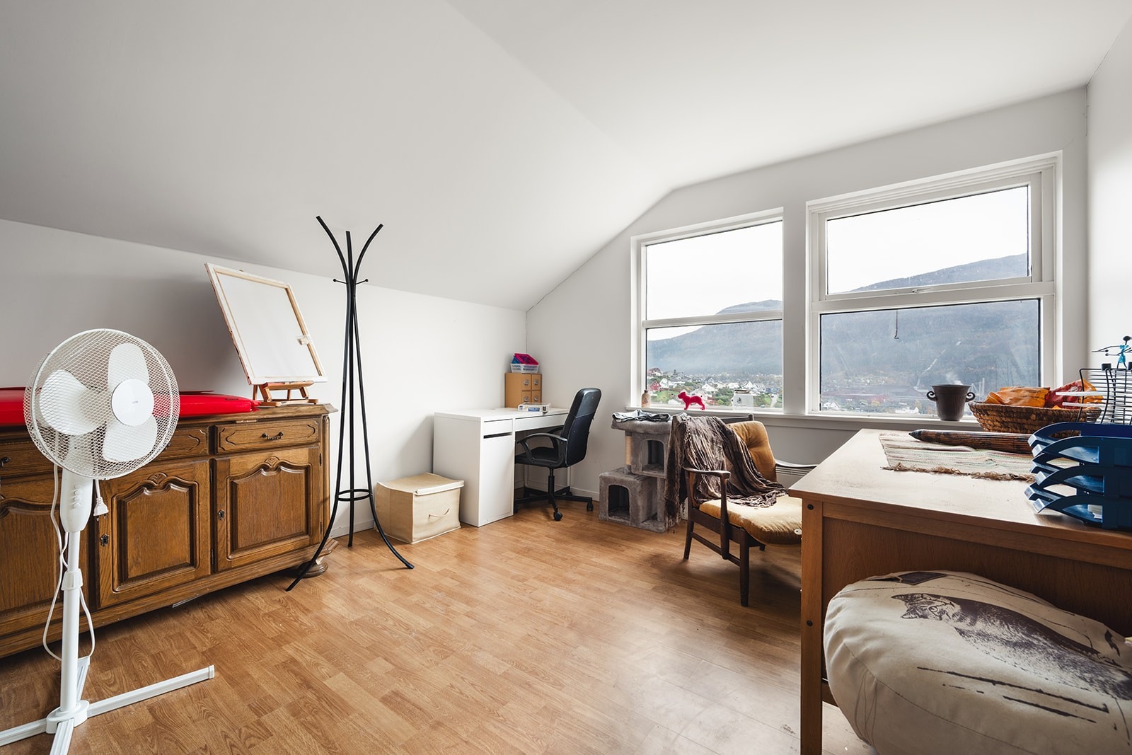 Soverom 2, med flott utsikt og stort garderobeskap. Galleribilde