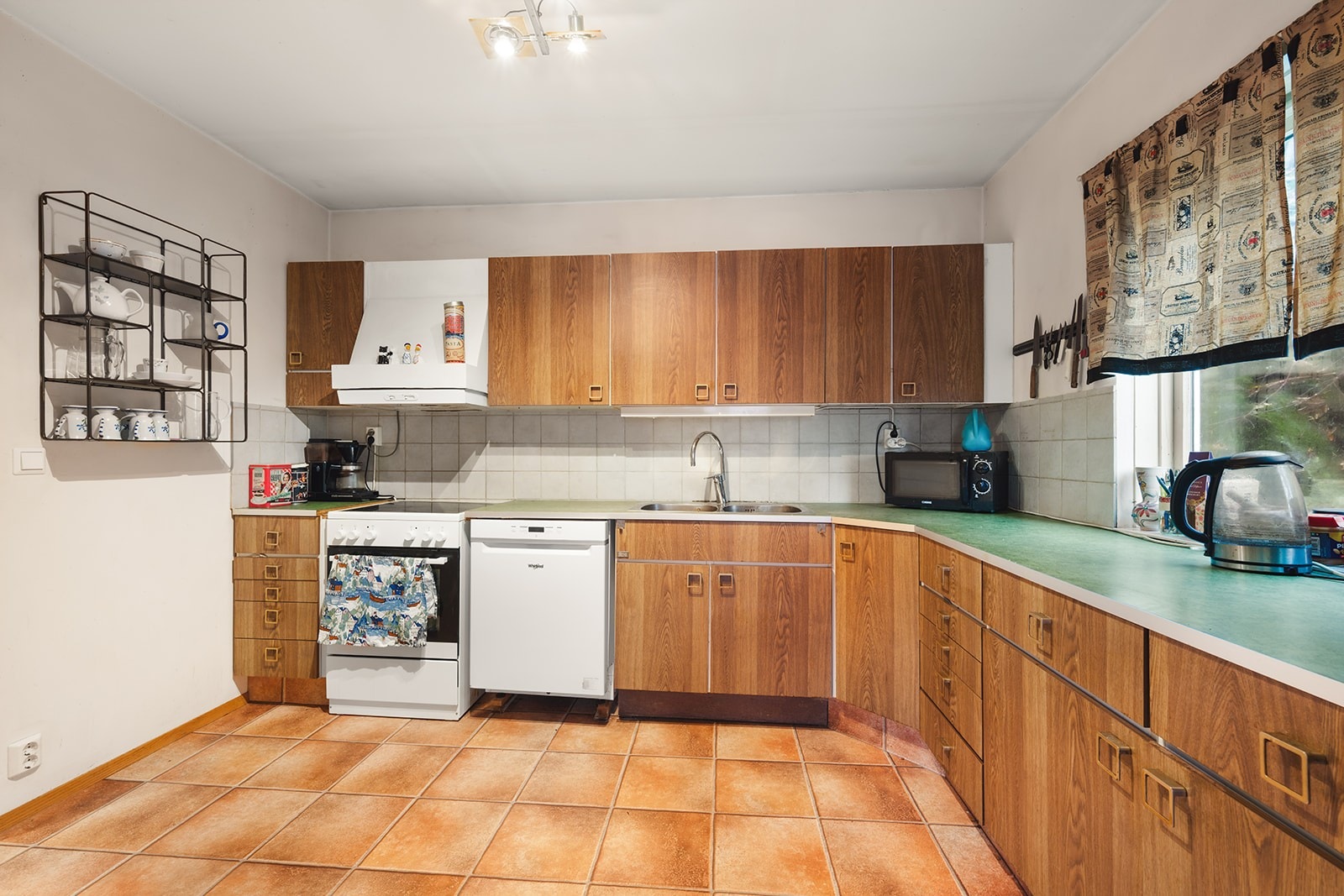 Romslig kjøkken med god skap- og benkeplass. Galleribilde